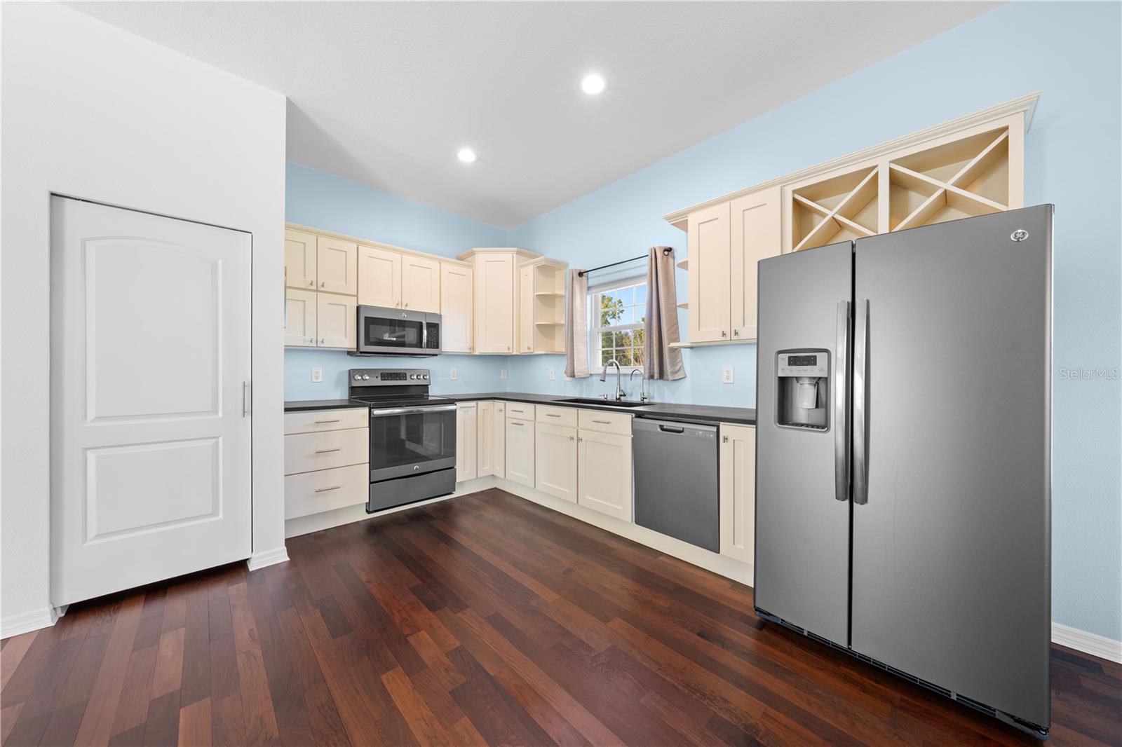 Image 47 of 93 For 4055 Edsel Avenue