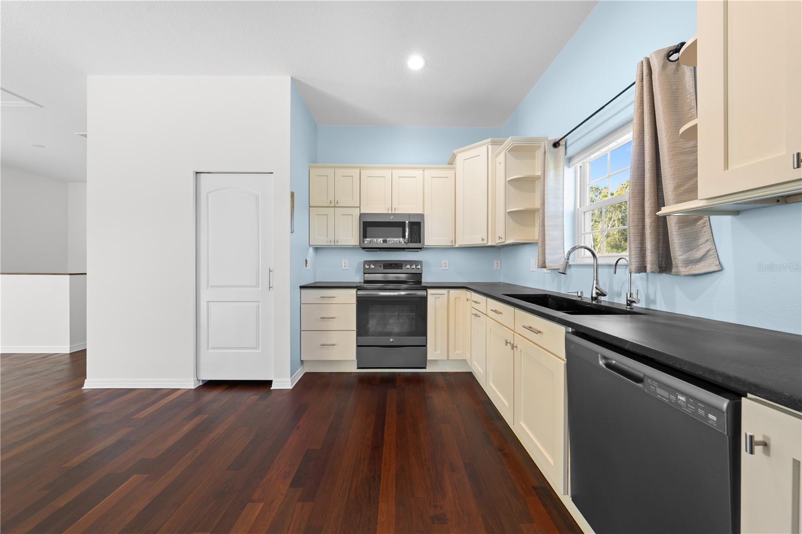 Image 48 of 93 For 4055 Edsel Avenue