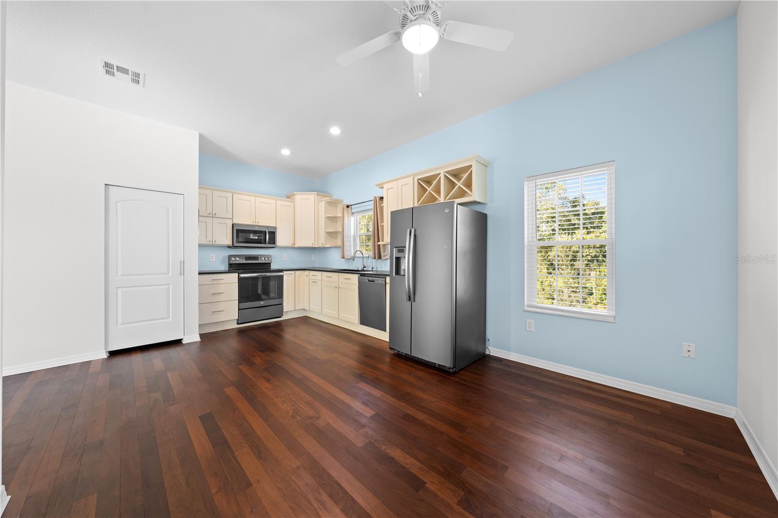 Image 52 of 93 For 4055 Edsel Avenue