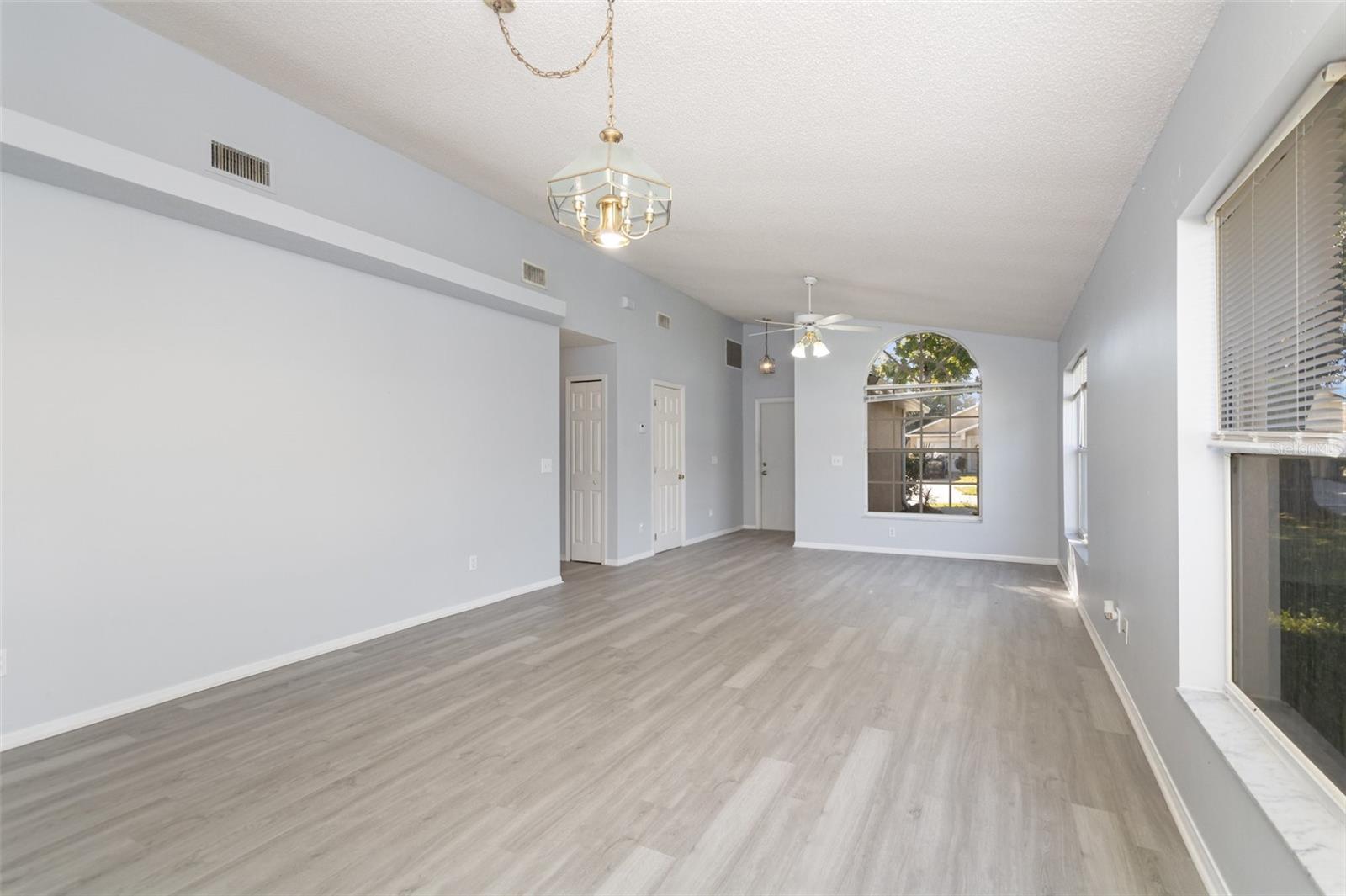 Image 8 of 32 For 271 Daniels Pointe Drive