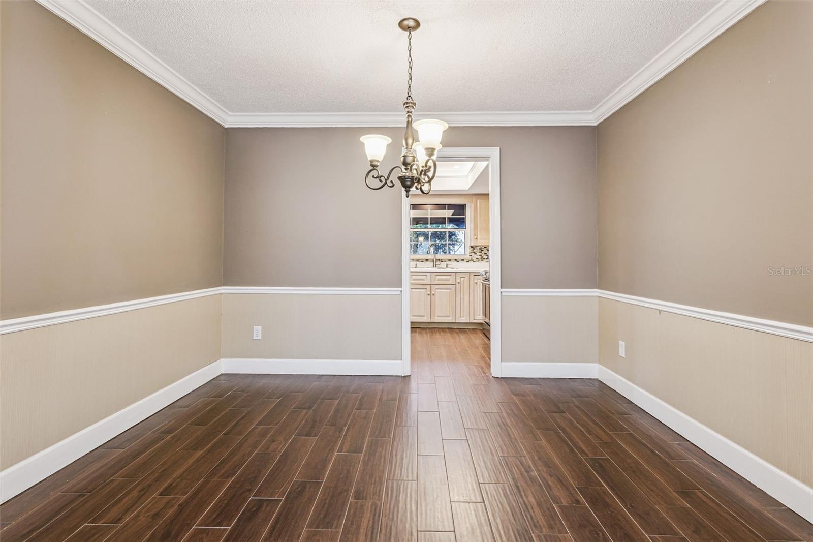 Image 10 of 37 For 904 Hillary Court 17