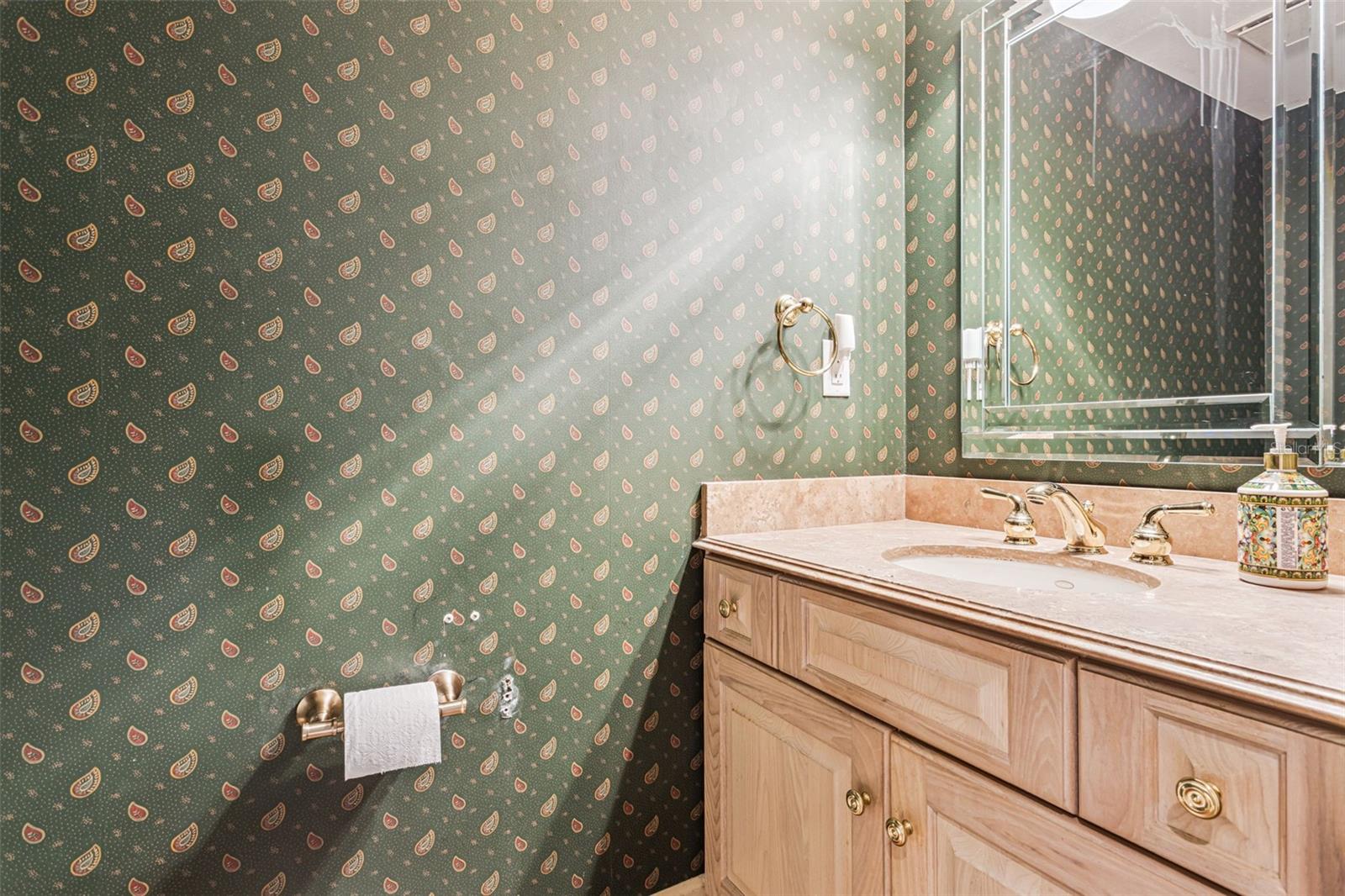 Image 19 of 37 For 904 Hillary Court 17