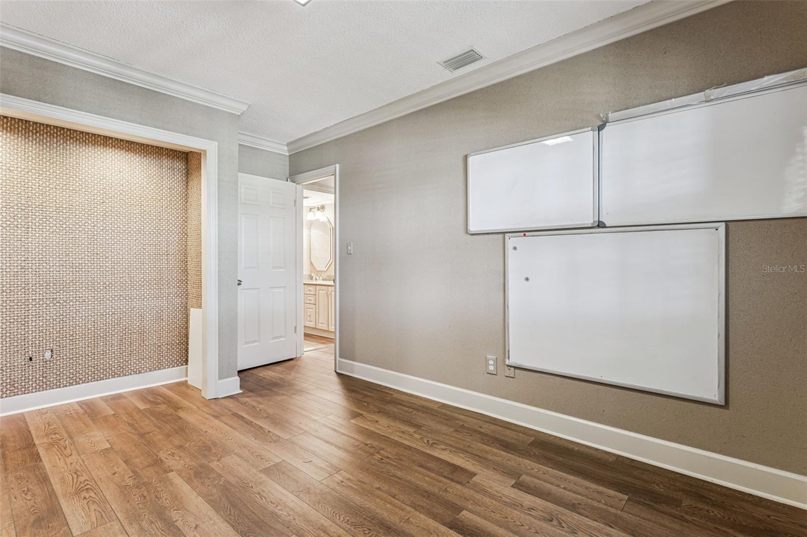 Image 31 of 37 For 904 Hillary Court 17