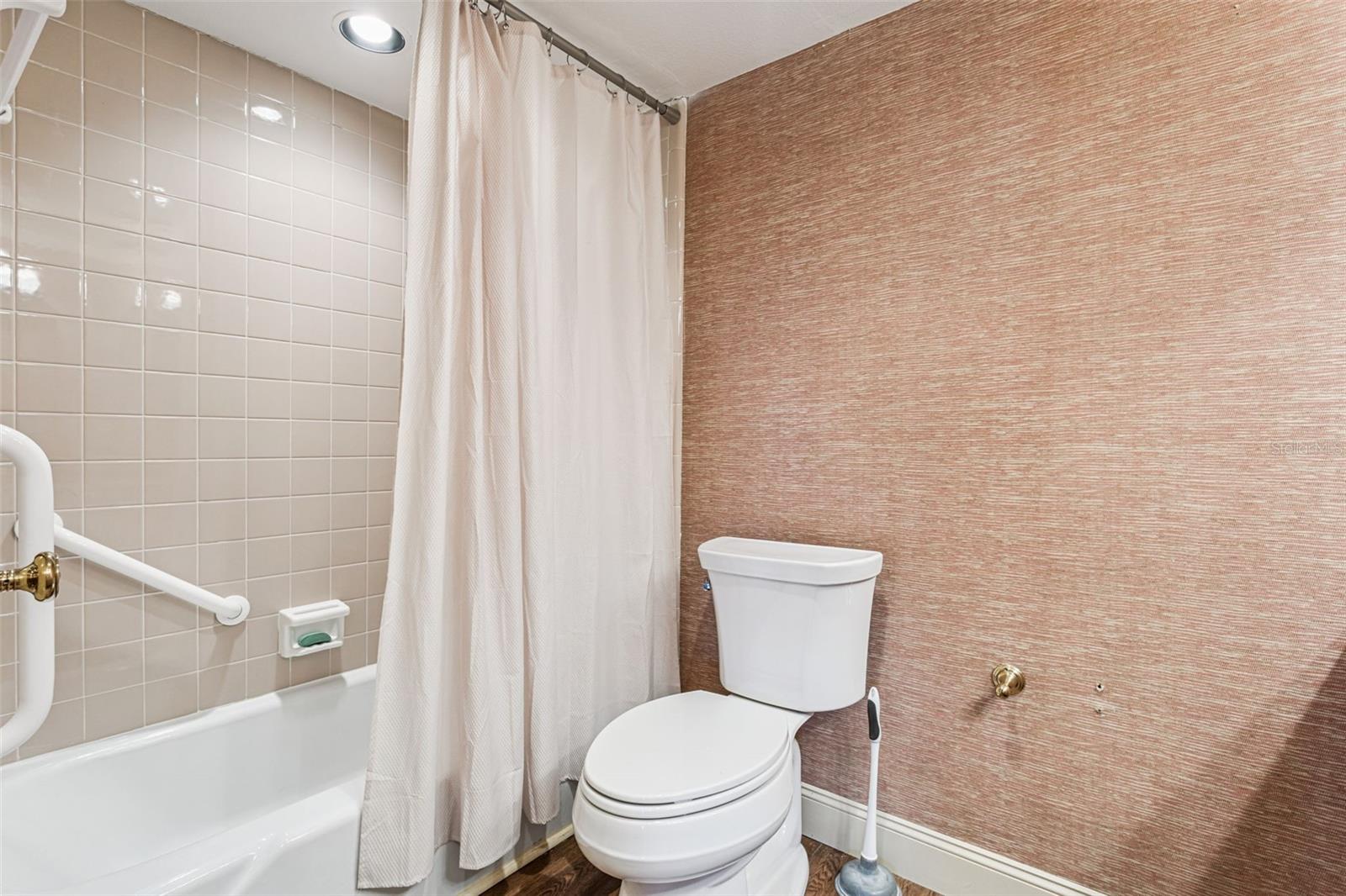 Image 34 of 37 For 904 Hillary Court 17