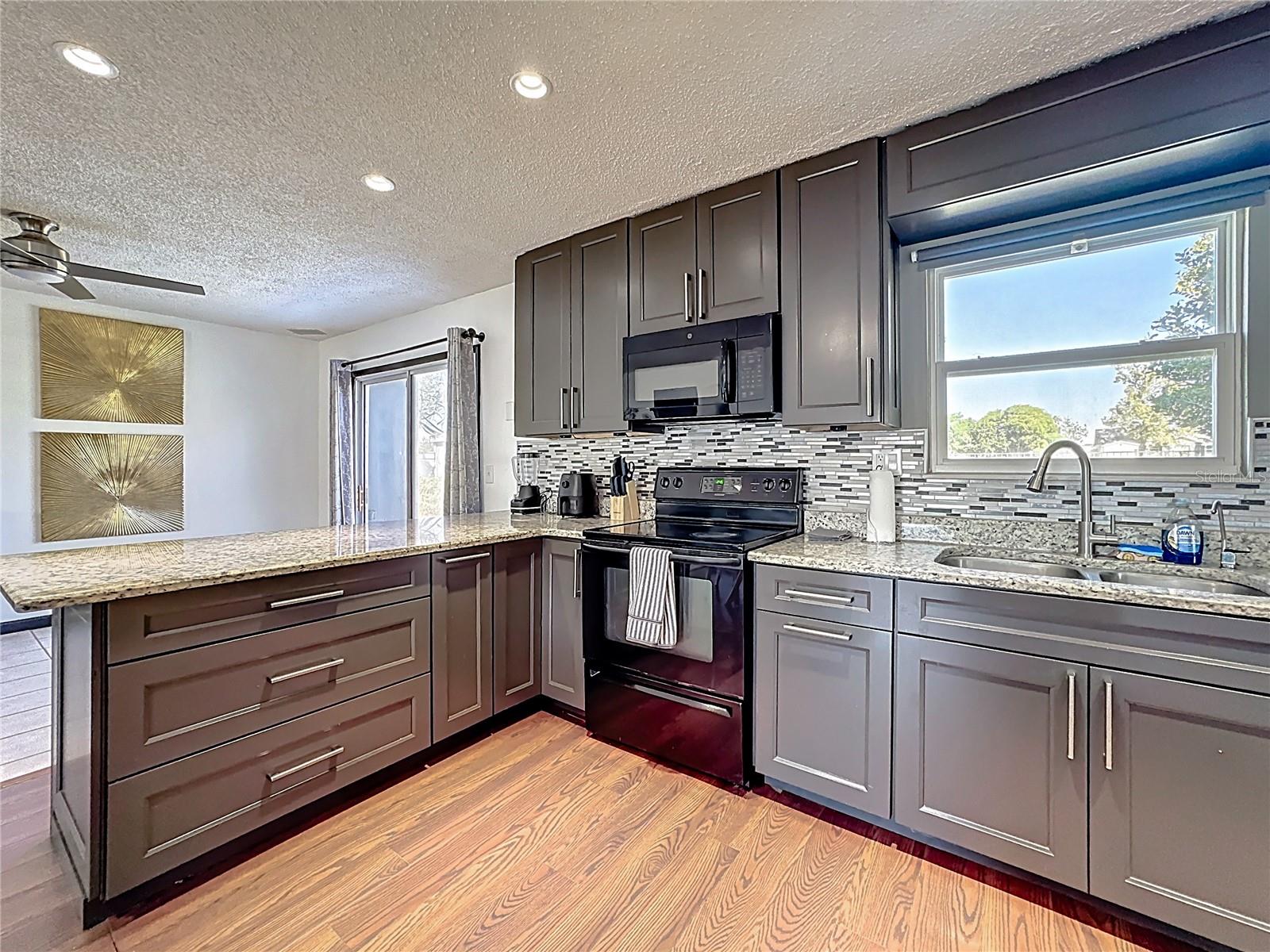 Image 8 of 37 For 1537 Colony Avenue