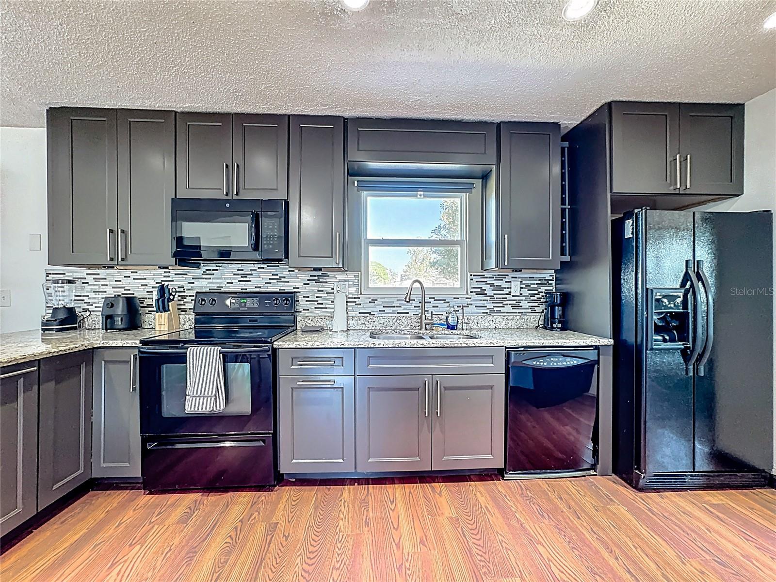 Image 9 of 37 For 1537 Colony Avenue