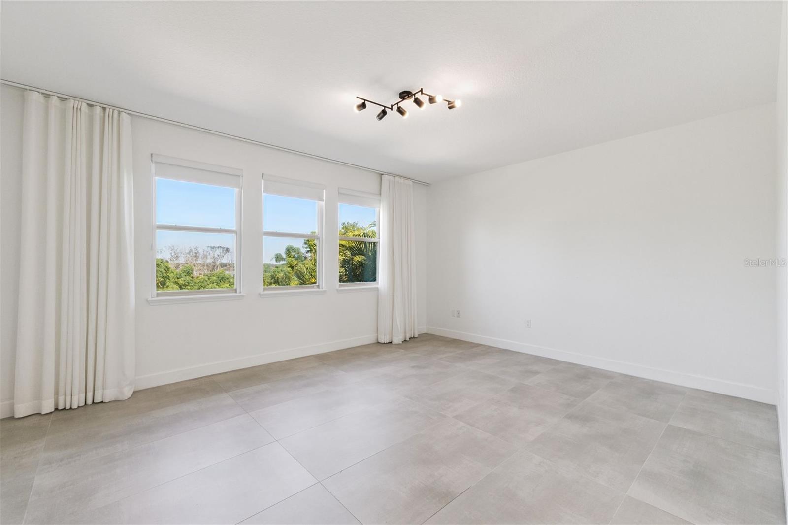 Image 36 of 70 For 16716 Caravaggio Loop