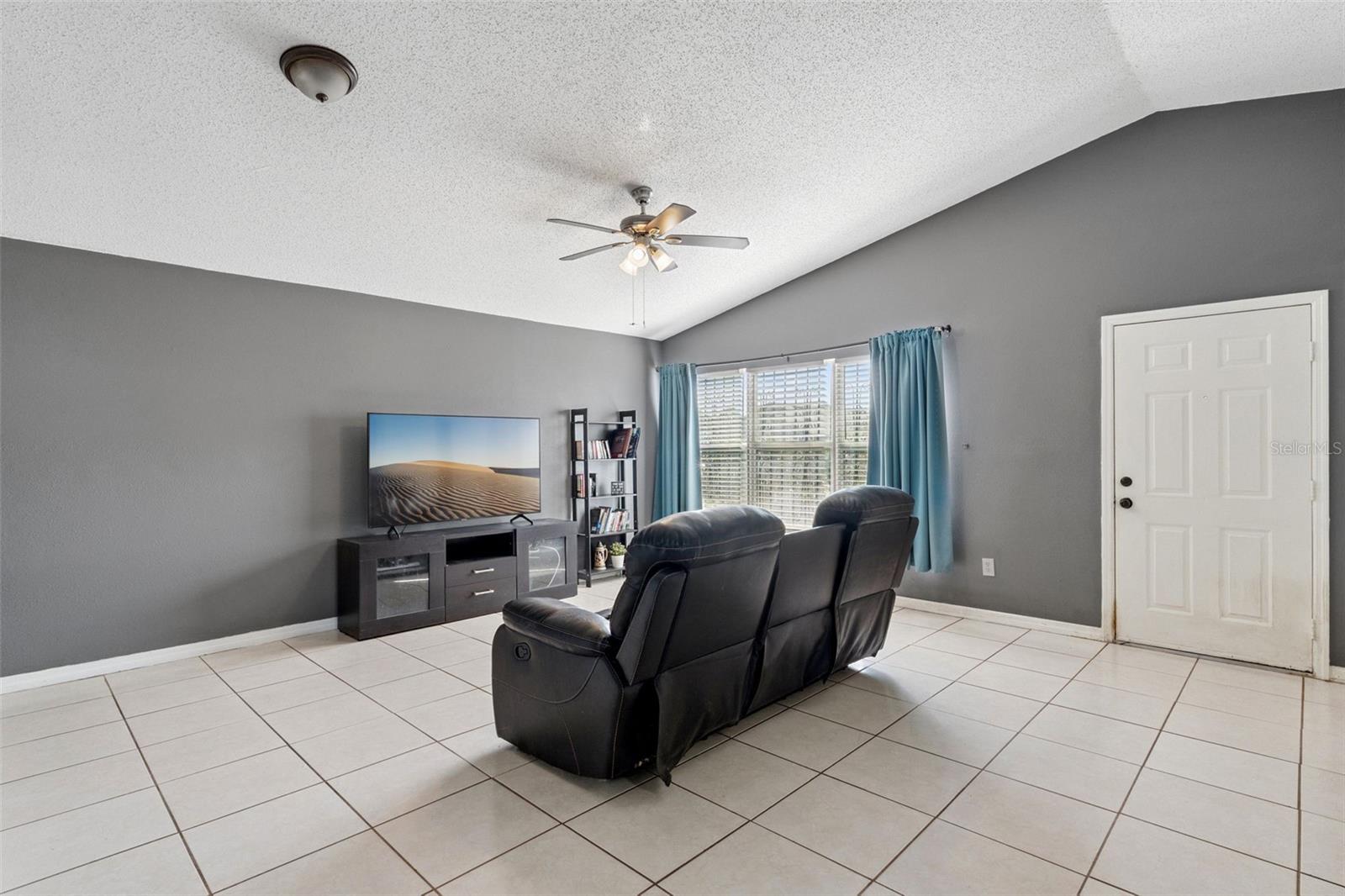 Image 4 of 27 For 5121 Luna Negra Drive