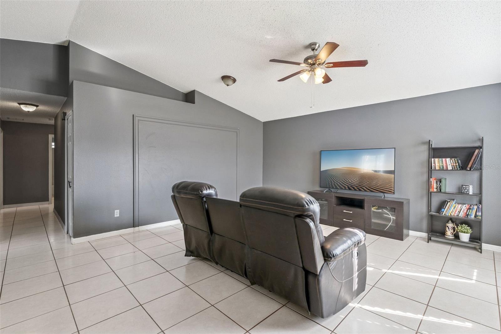 Image 6 of 27 For 5121 Luna Negra Drive