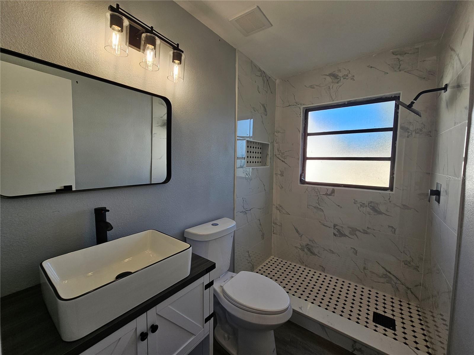 Image 24 of 55 For 1560 Bahama Street