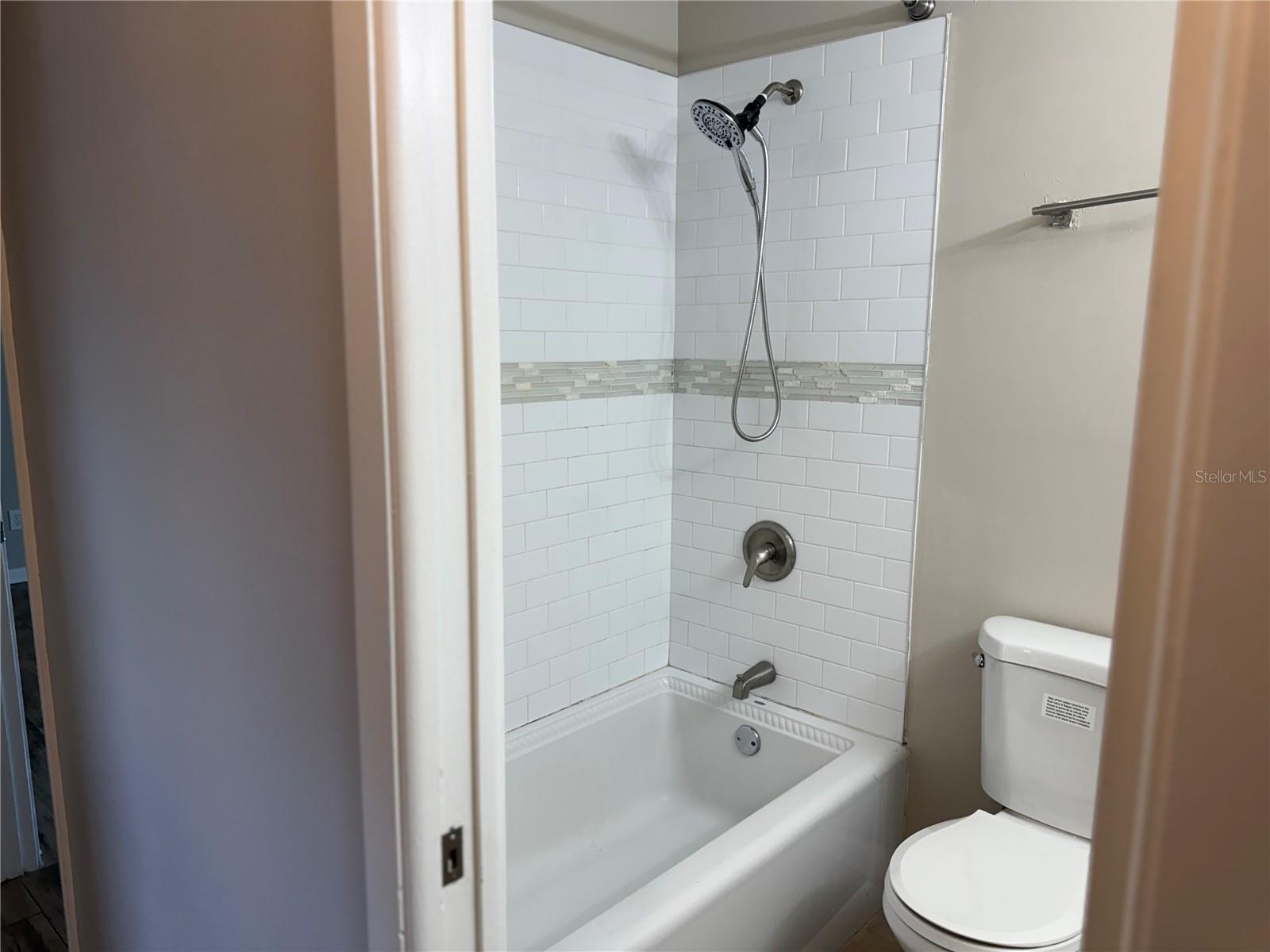 Image 14 of 49 For 489 Deerwood Avenue