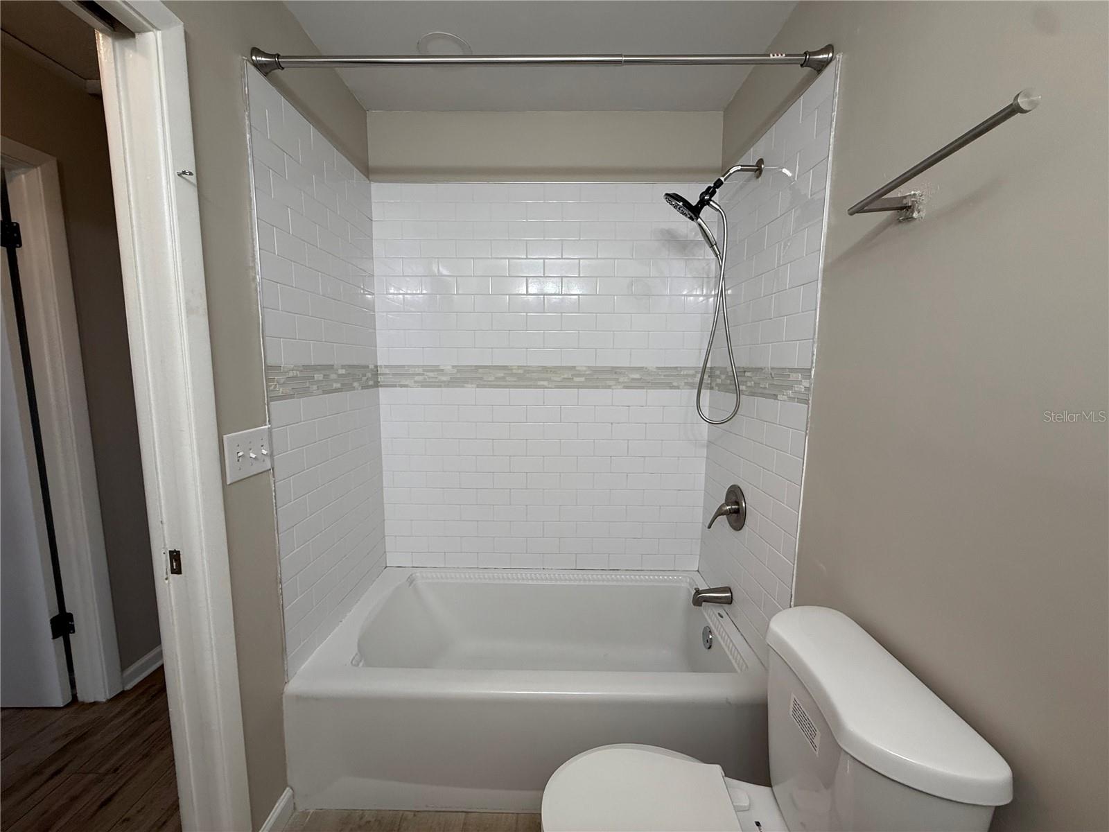 Image 17 of 49 For 489 Deerwood Avenue