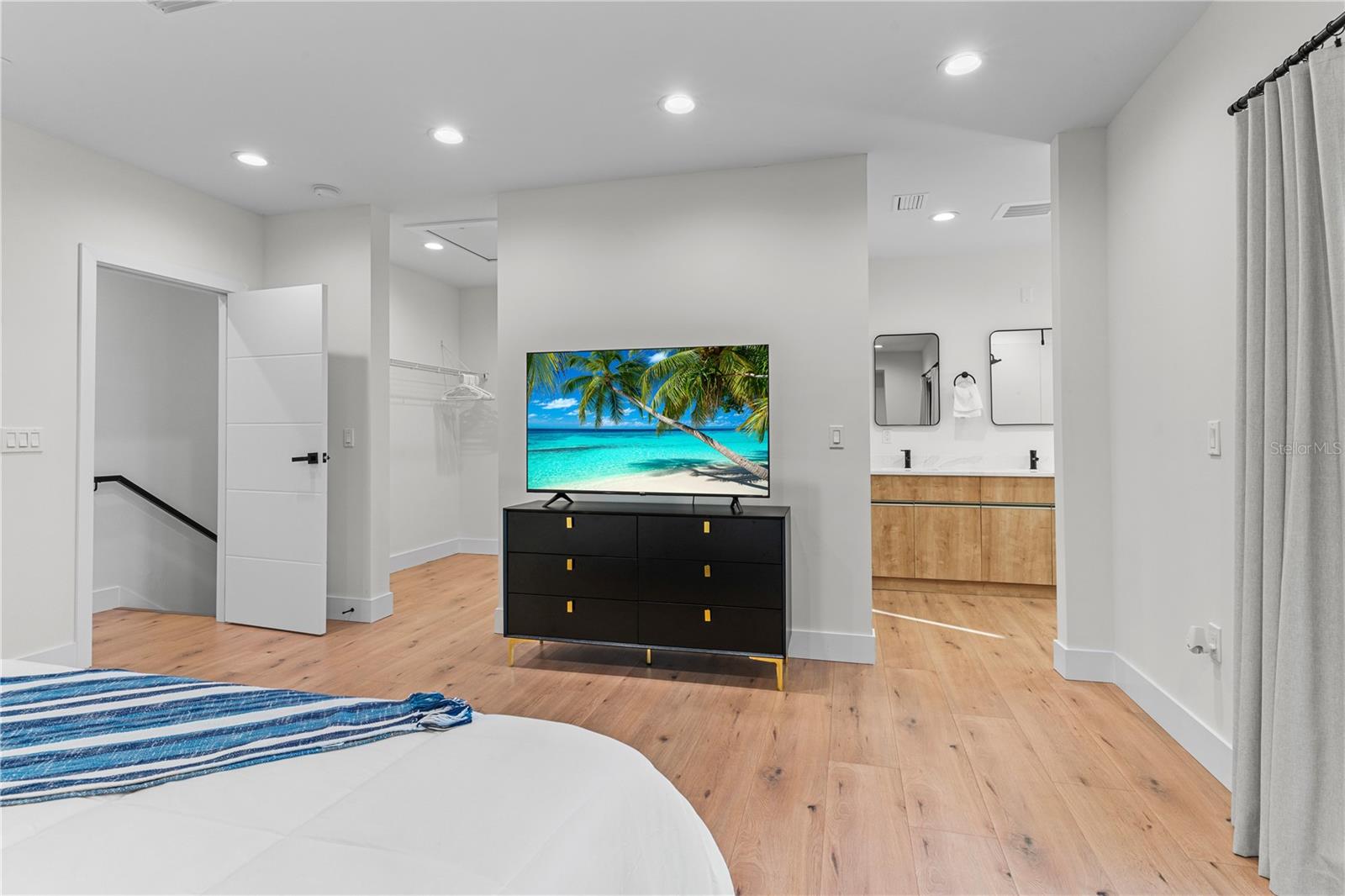 Image 44 of 81 For 2200 Bay Boulevard B