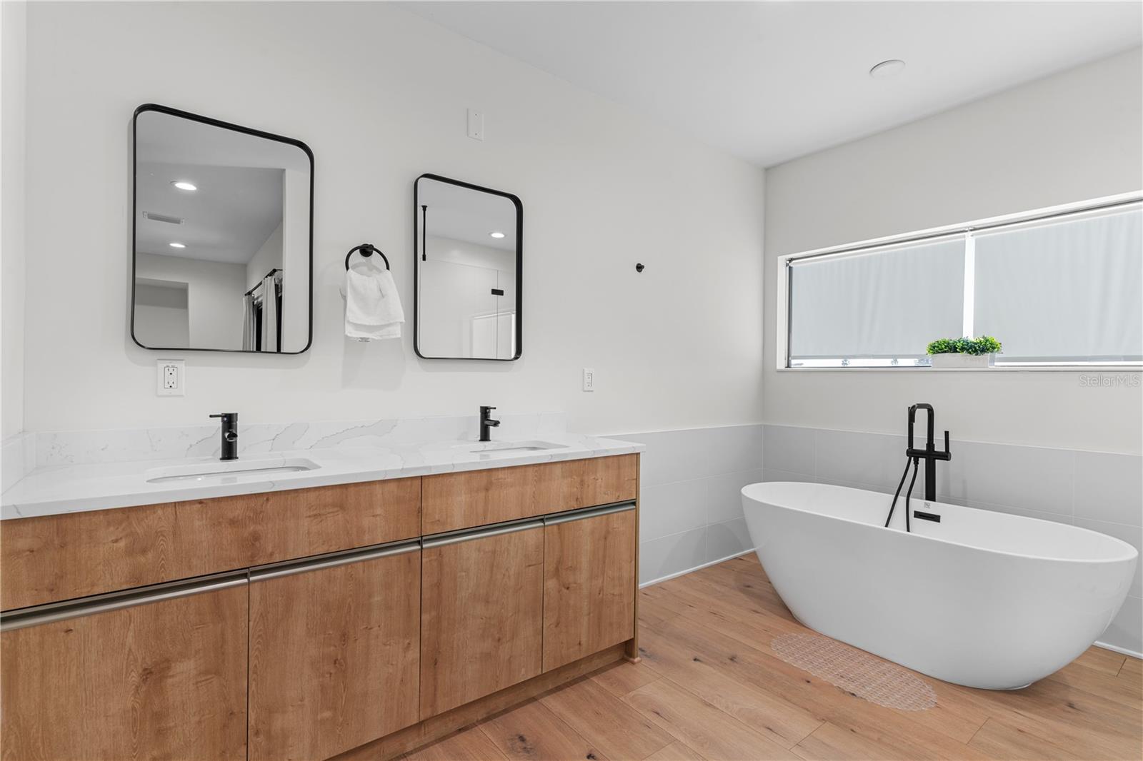 Image 49 of 81 For 2200 Bay Boulevard B