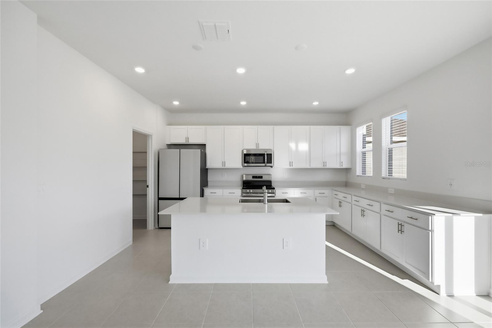 Image 14 of 62 For 694 Peroni Avenue