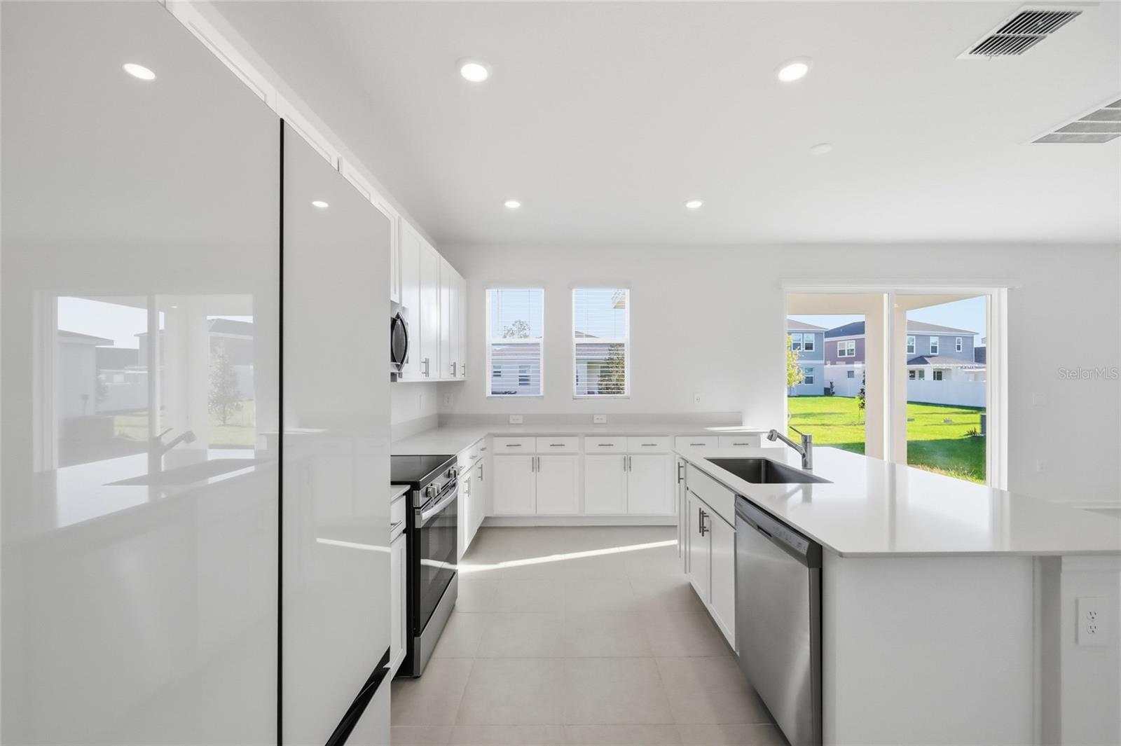 Image 19 of 62 For 694 Peroni Avenue