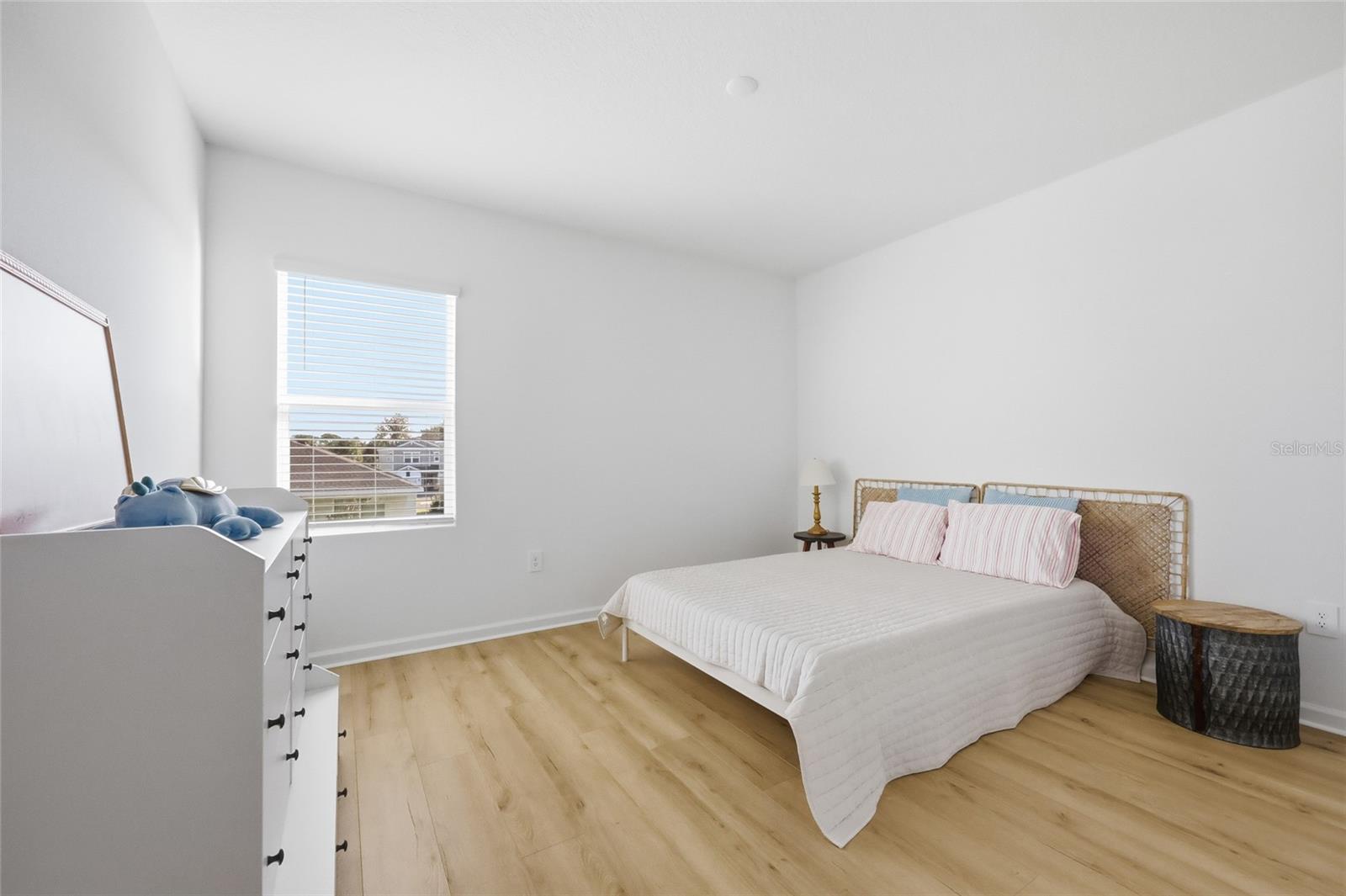 Image 27 of 62 For 694 Peroni Avenue