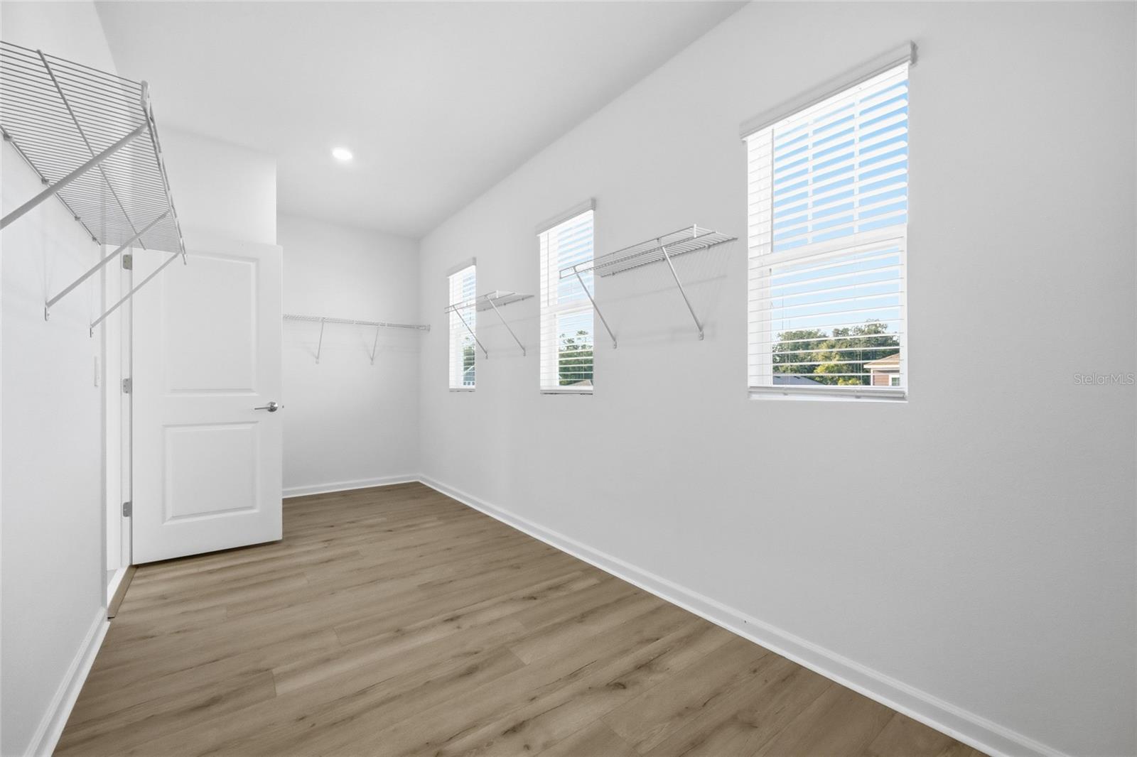 Image 31 of 62 For 694 Peroni Avenue