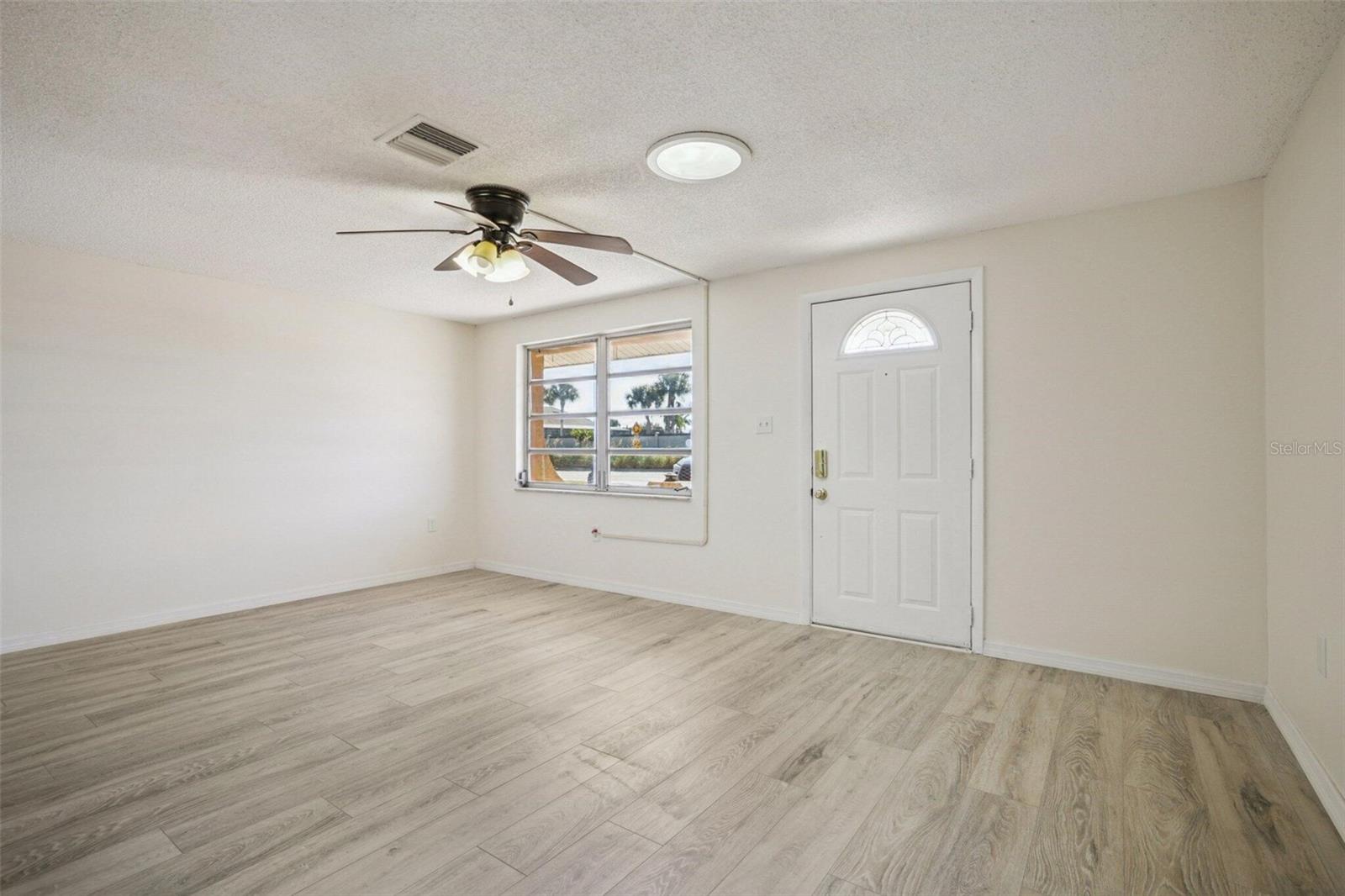 Image 4 of 25 For 20168 Edgewater Drive