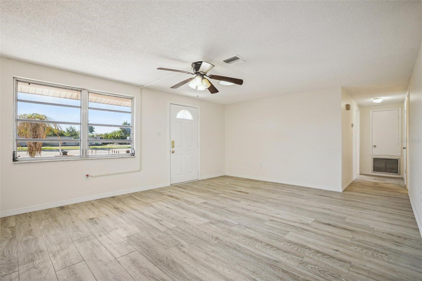 Image 5 of 25 For 20168 Edgewater Drive