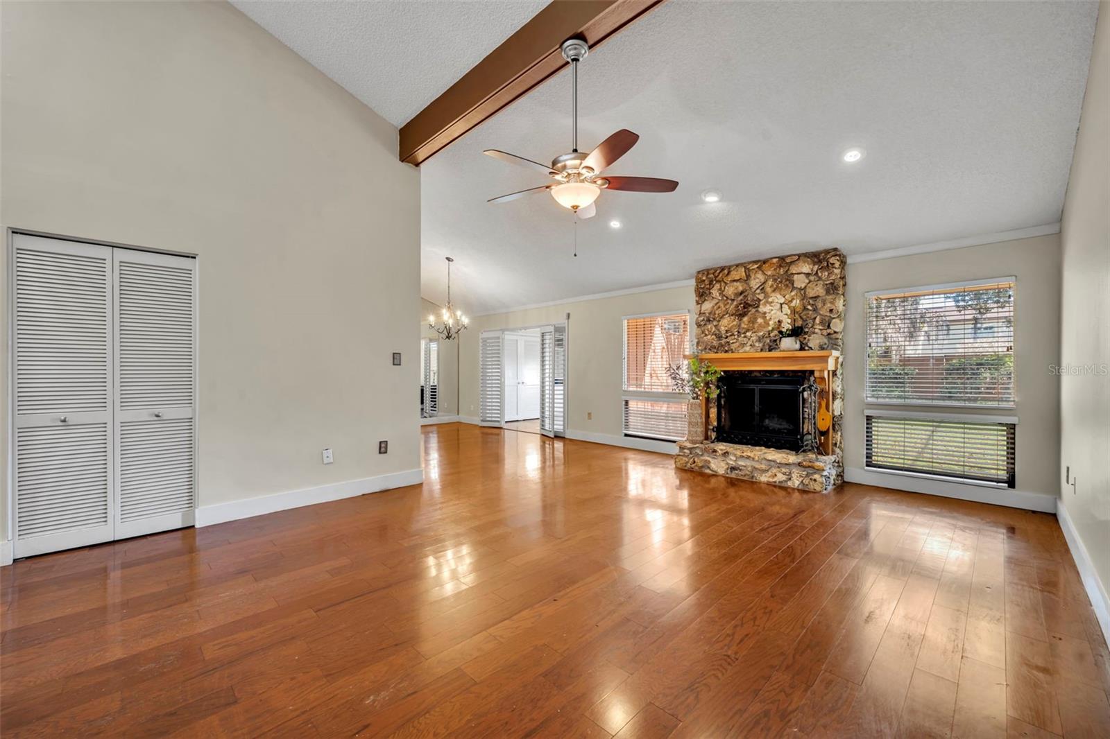 Image 7 of 44 For 115 Oaks Court