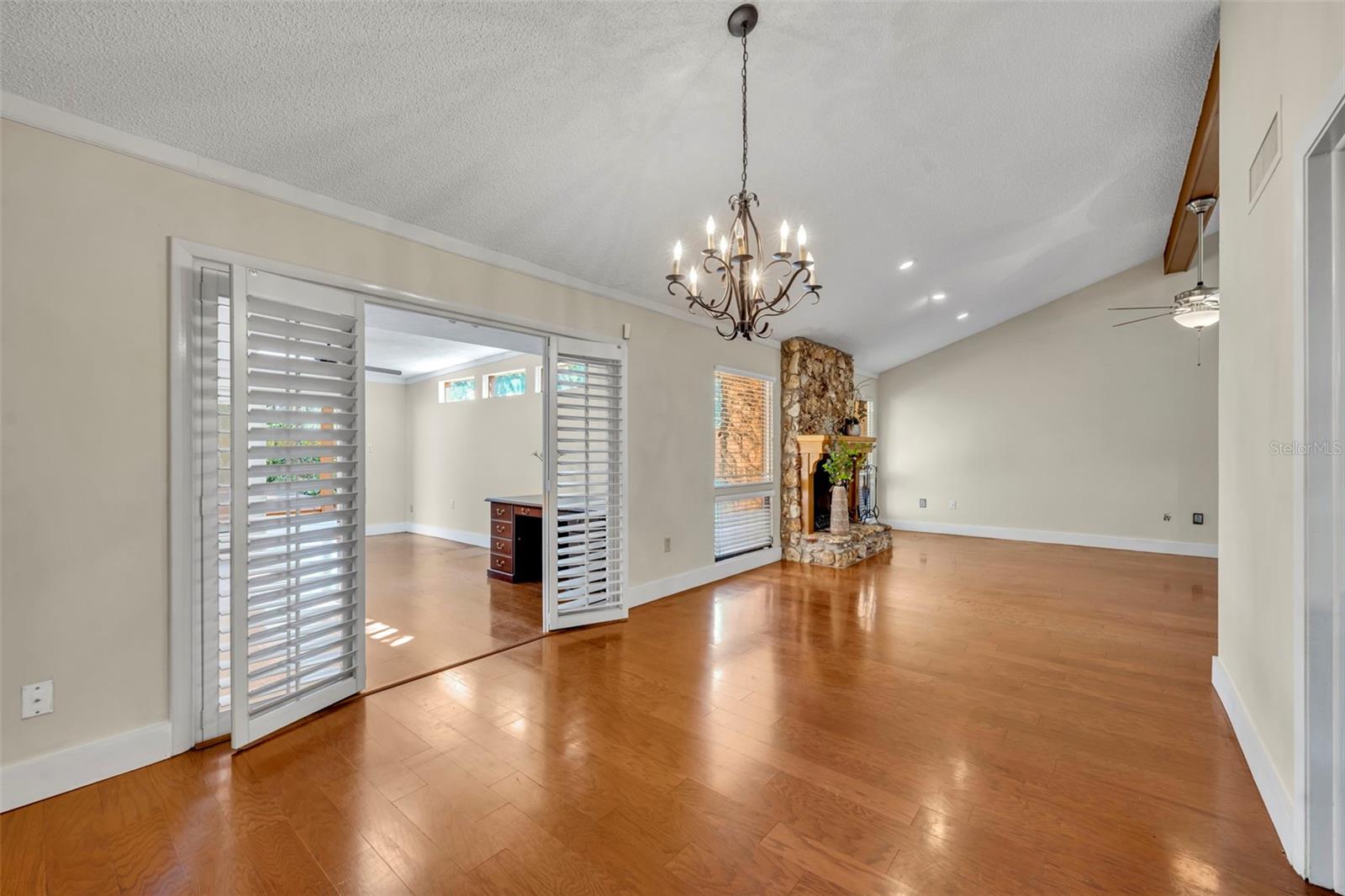 Image 8 of 44 For 115 Oaks Court