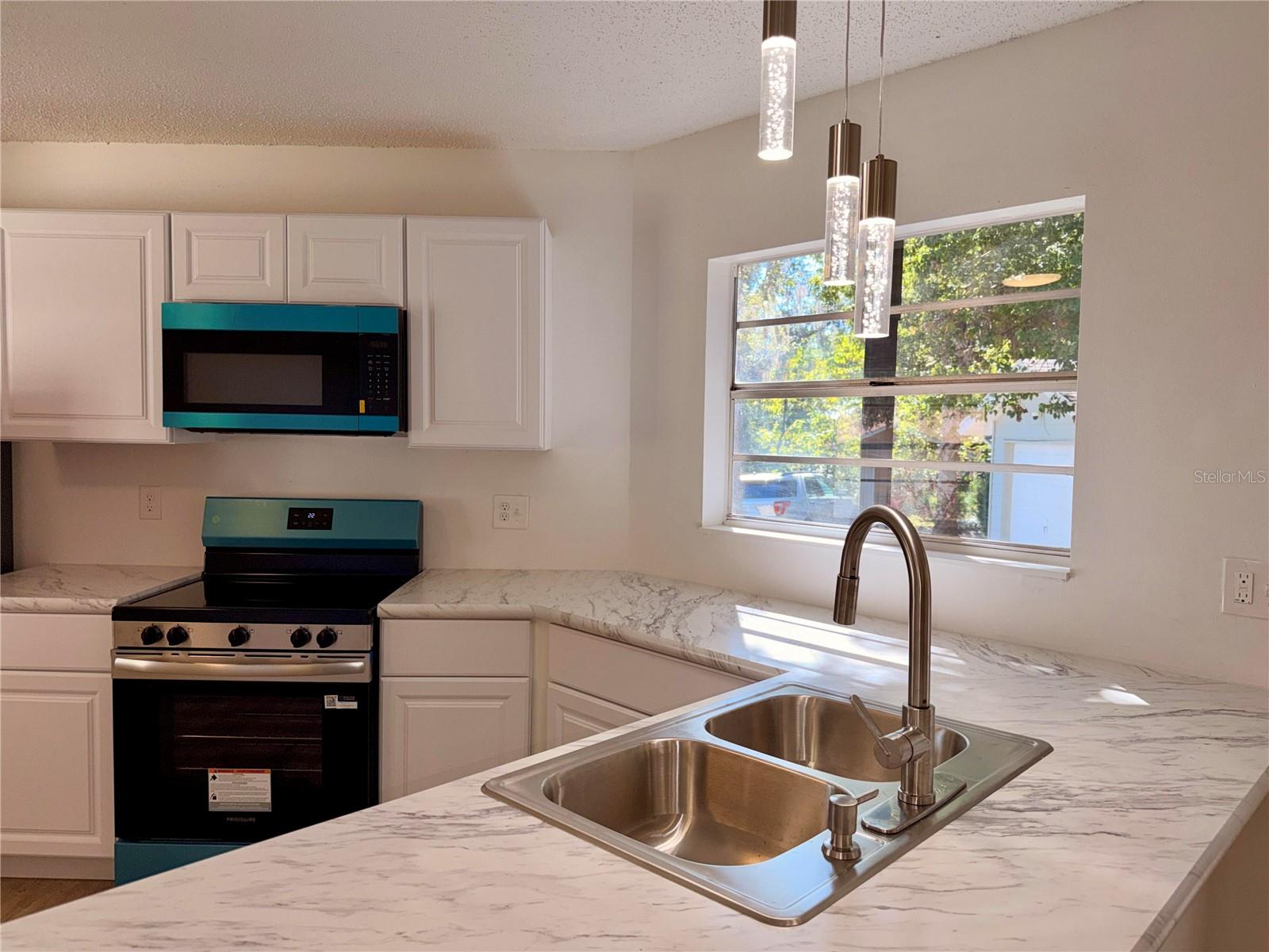 Image 18 of 33 For 201 Fernwood Street