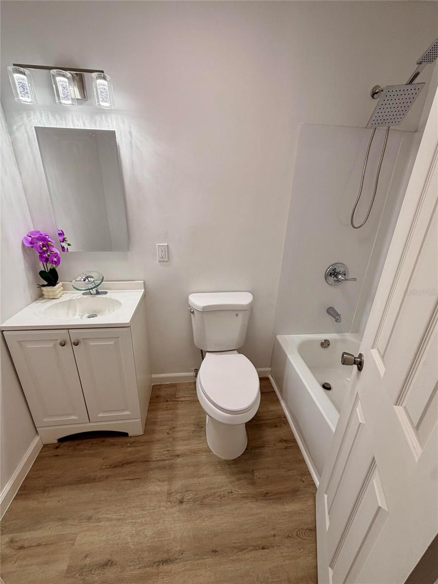 Image 27 of 33 For 201 Fernwood Street