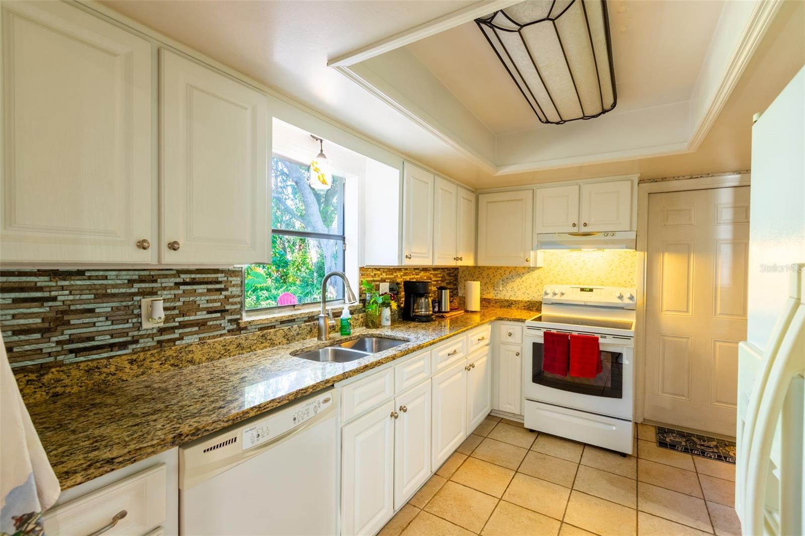 Image 17 of 56 For 258 Cambridge Drive