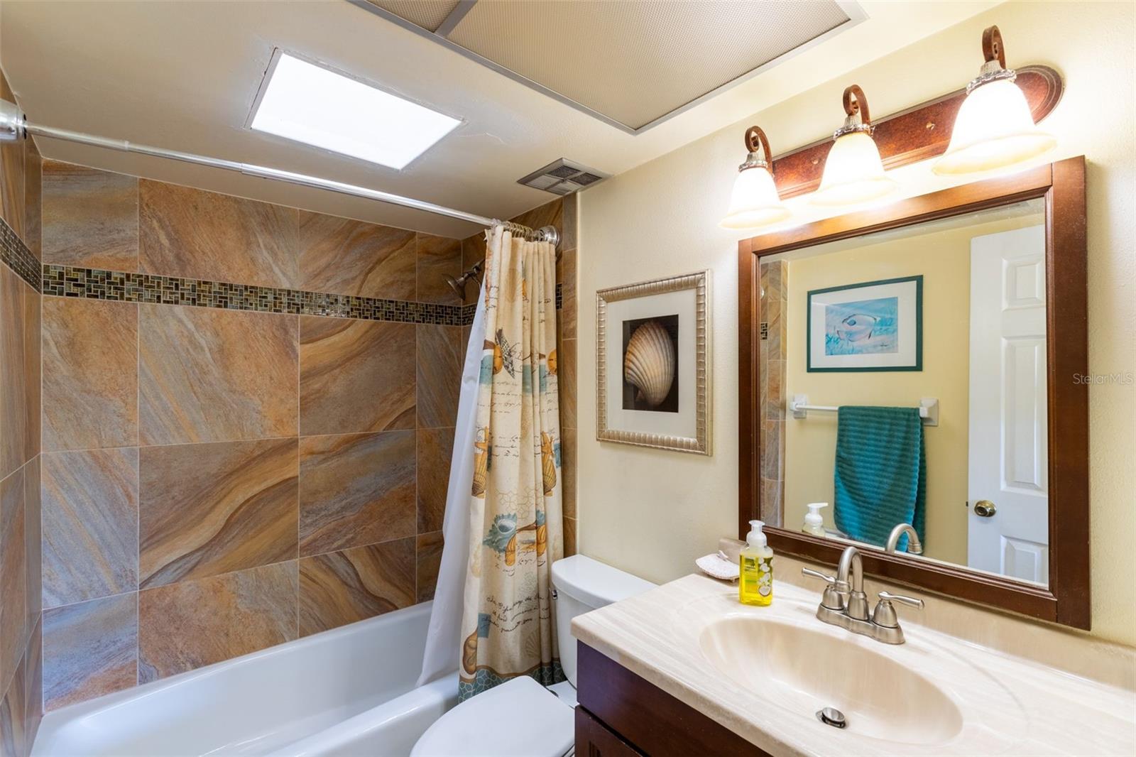 Image 21 of 56 For 258 Cambridge Drive