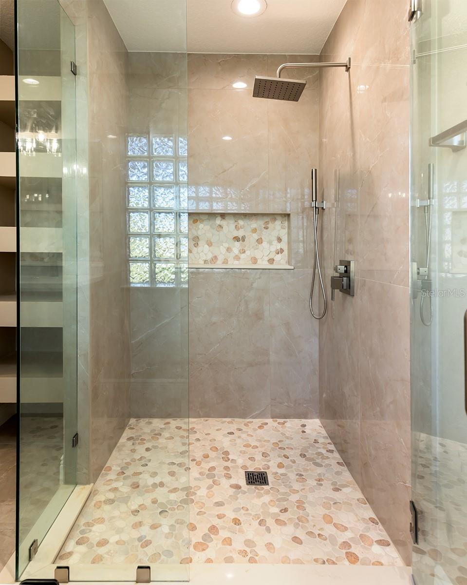 Image 17 of 46 For 11021 Versailles Boulevard