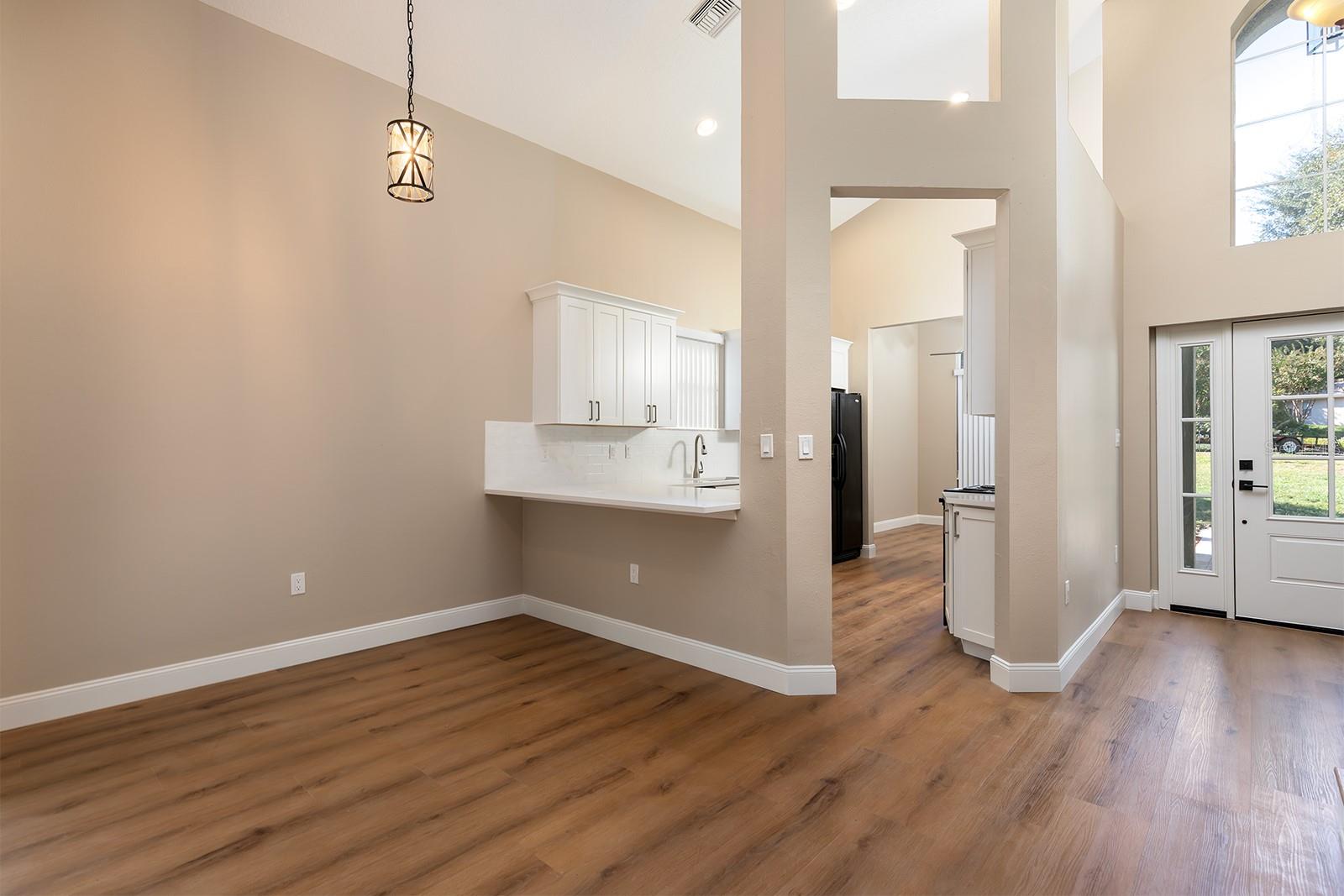 Image 6 of 46 For 11021 Versailles Boulevard