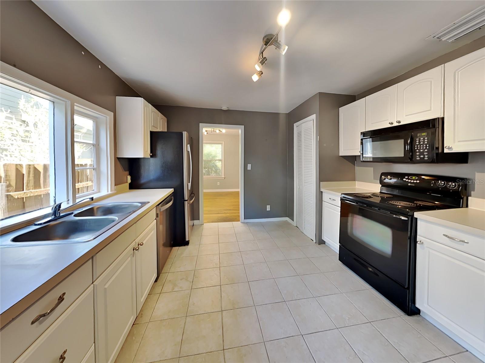 Image 5 of 15 For 1426 Amelia Street