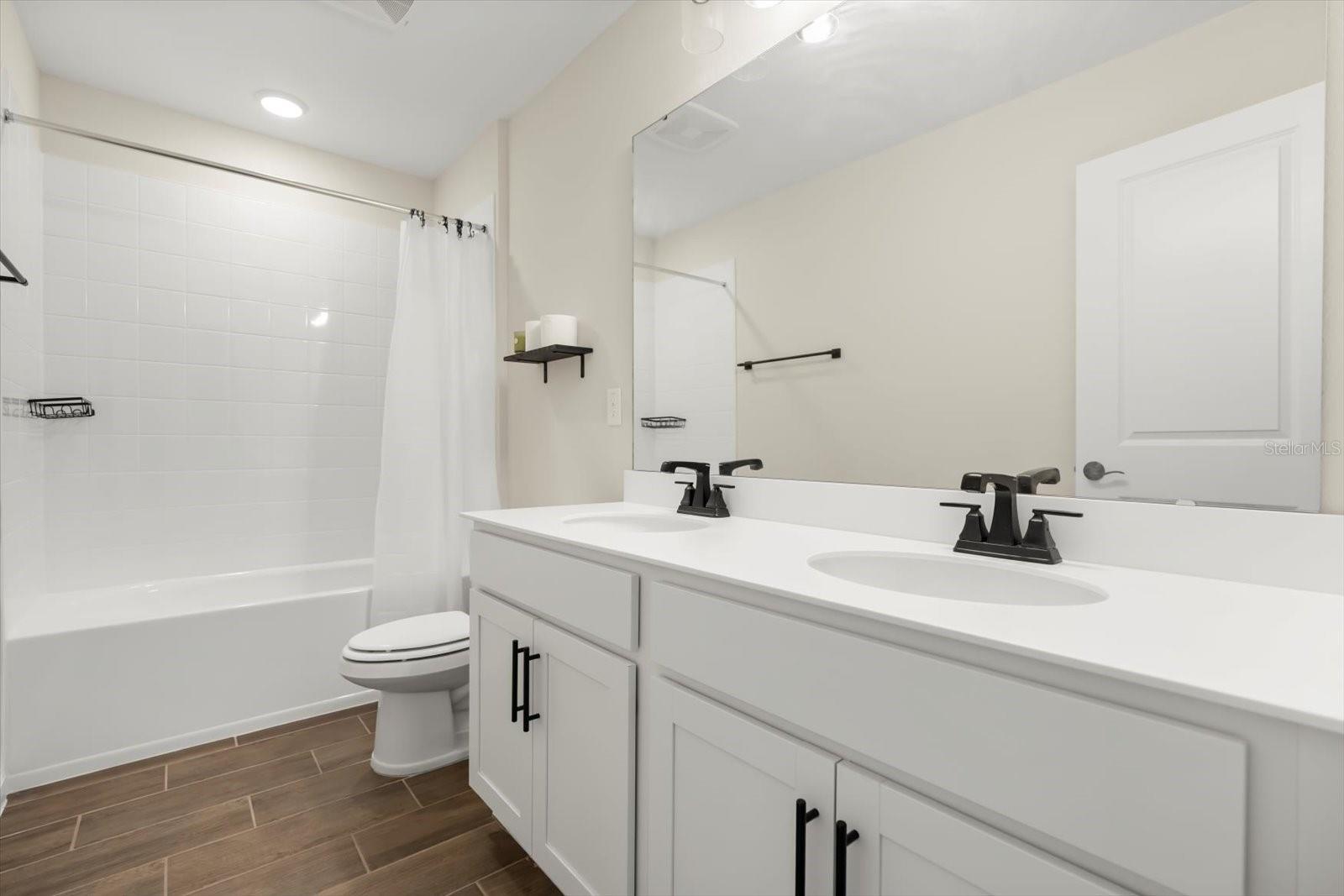 Image 24 of 39 For 3657 Sublett Loop