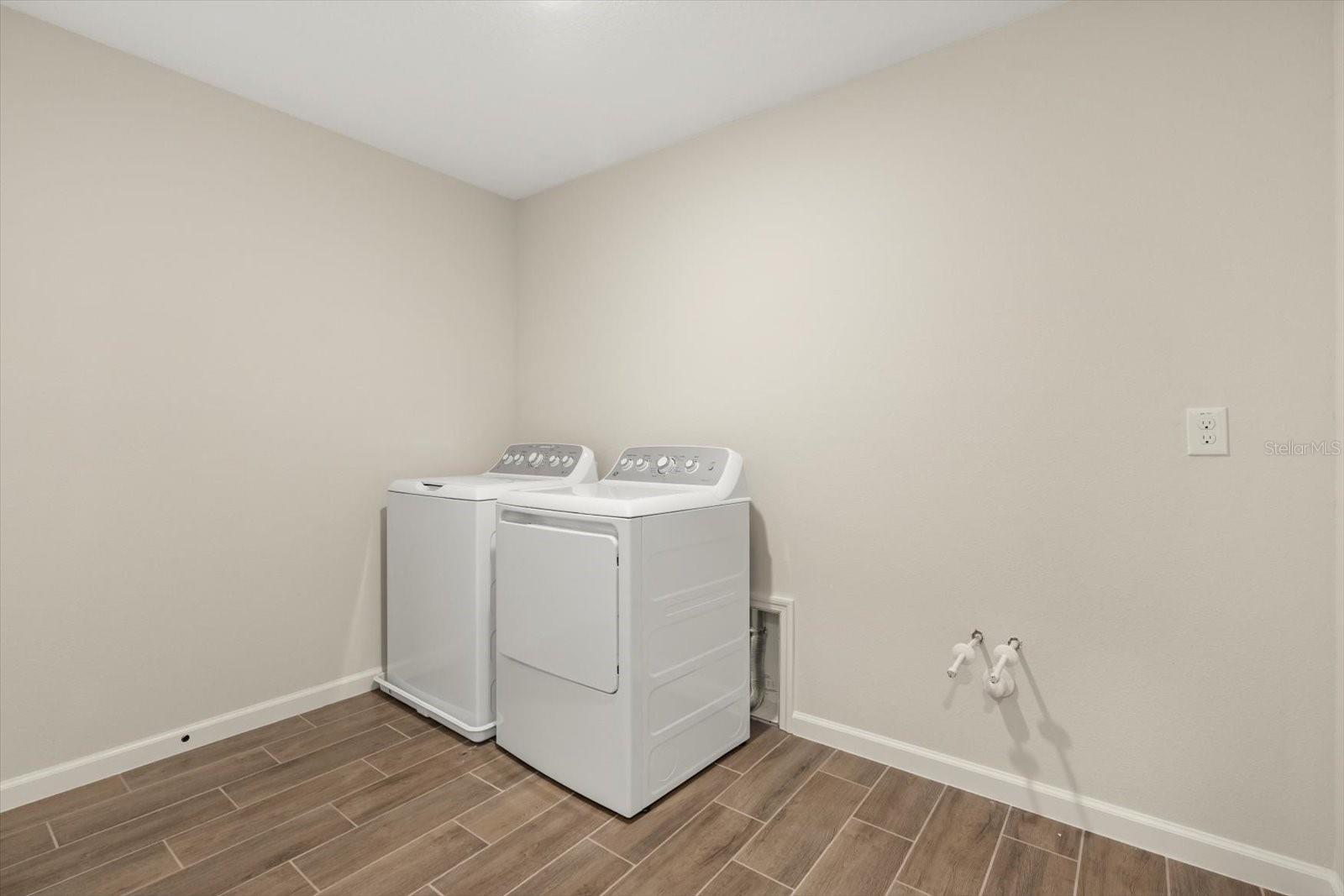 Image 30 of 39 For 3657 Sublett Loop