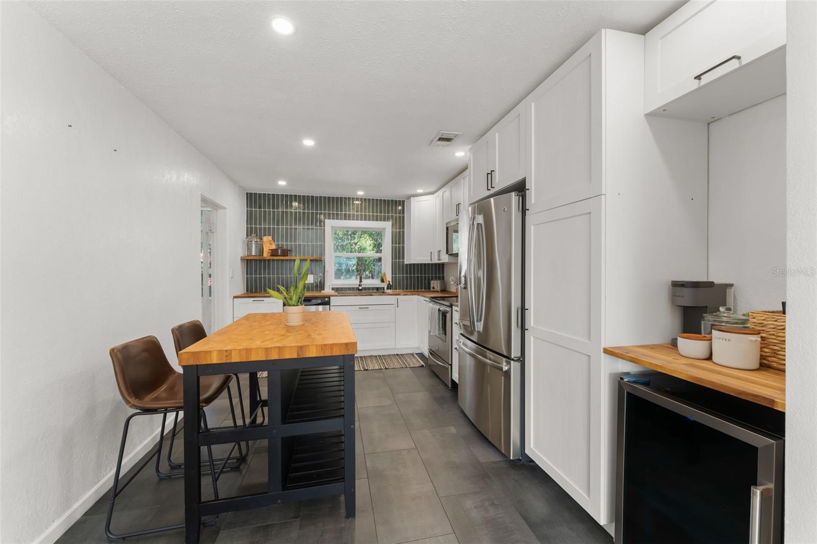 Image 7 of 28 For 2005 Virginia Drive