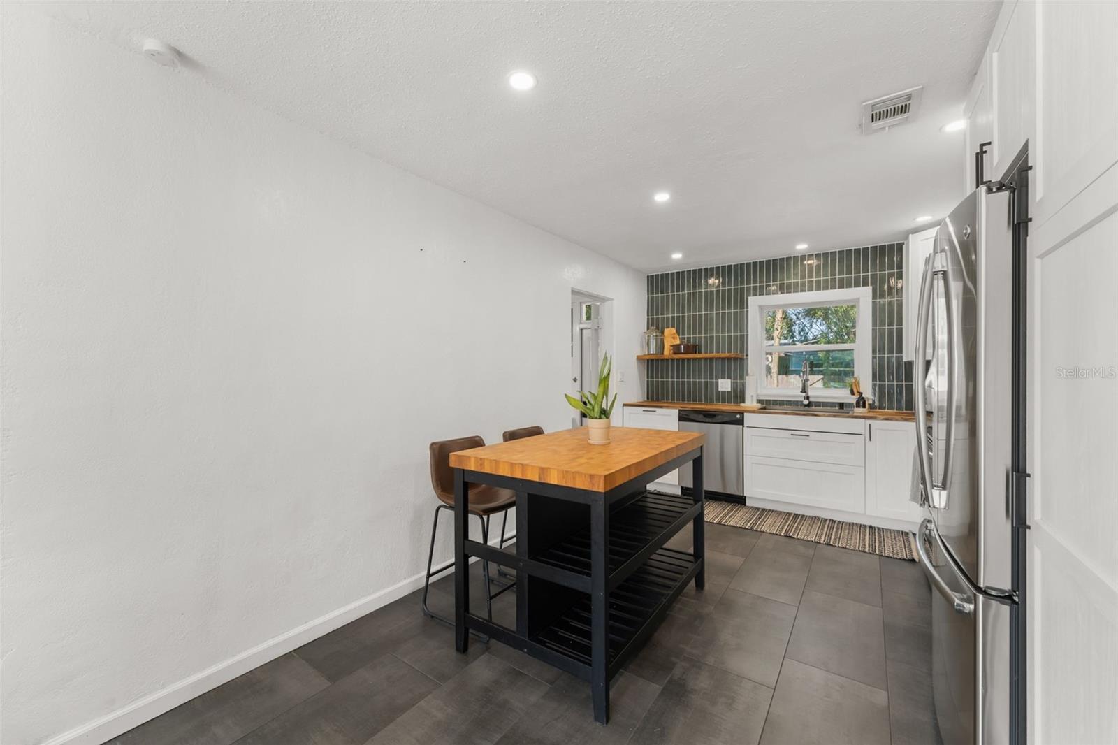 Image 8 of 28 For 2005 Virginia Drive