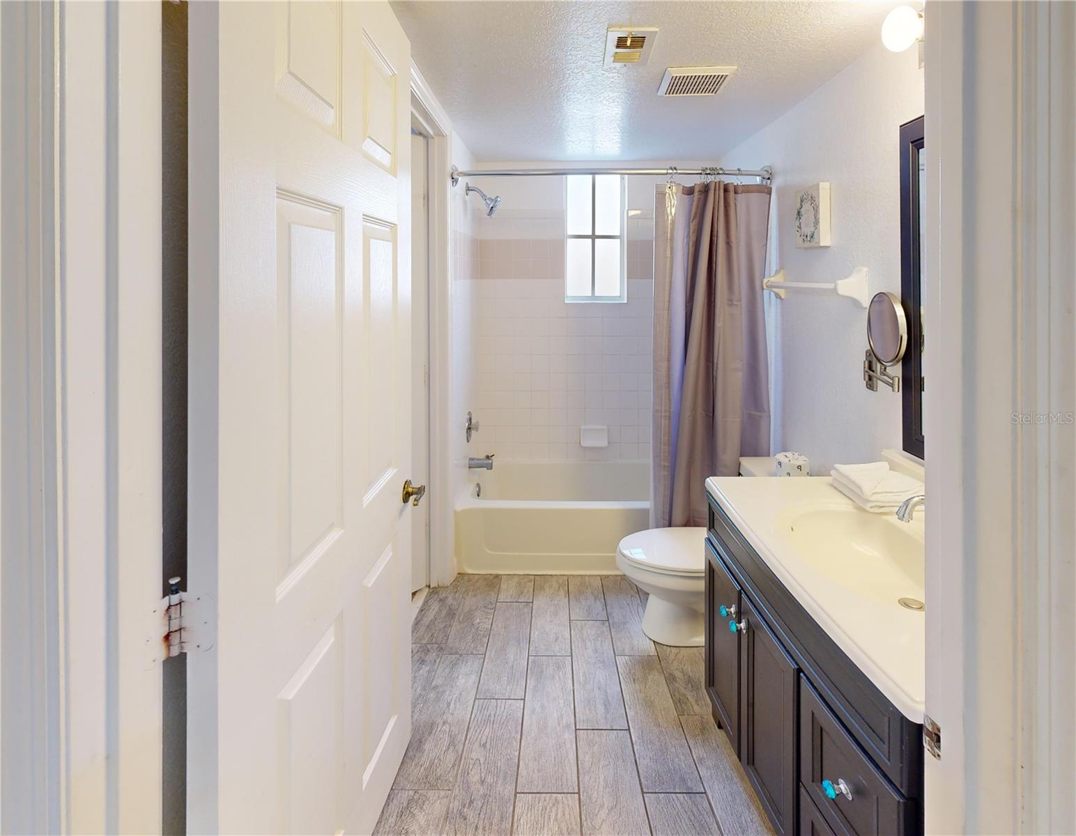 Image 25 of 39 For 8708 Papaya Drive