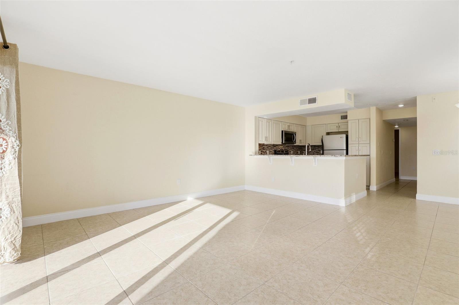 Image 14 of 38 For 13839 Fairway Island Drive 1111