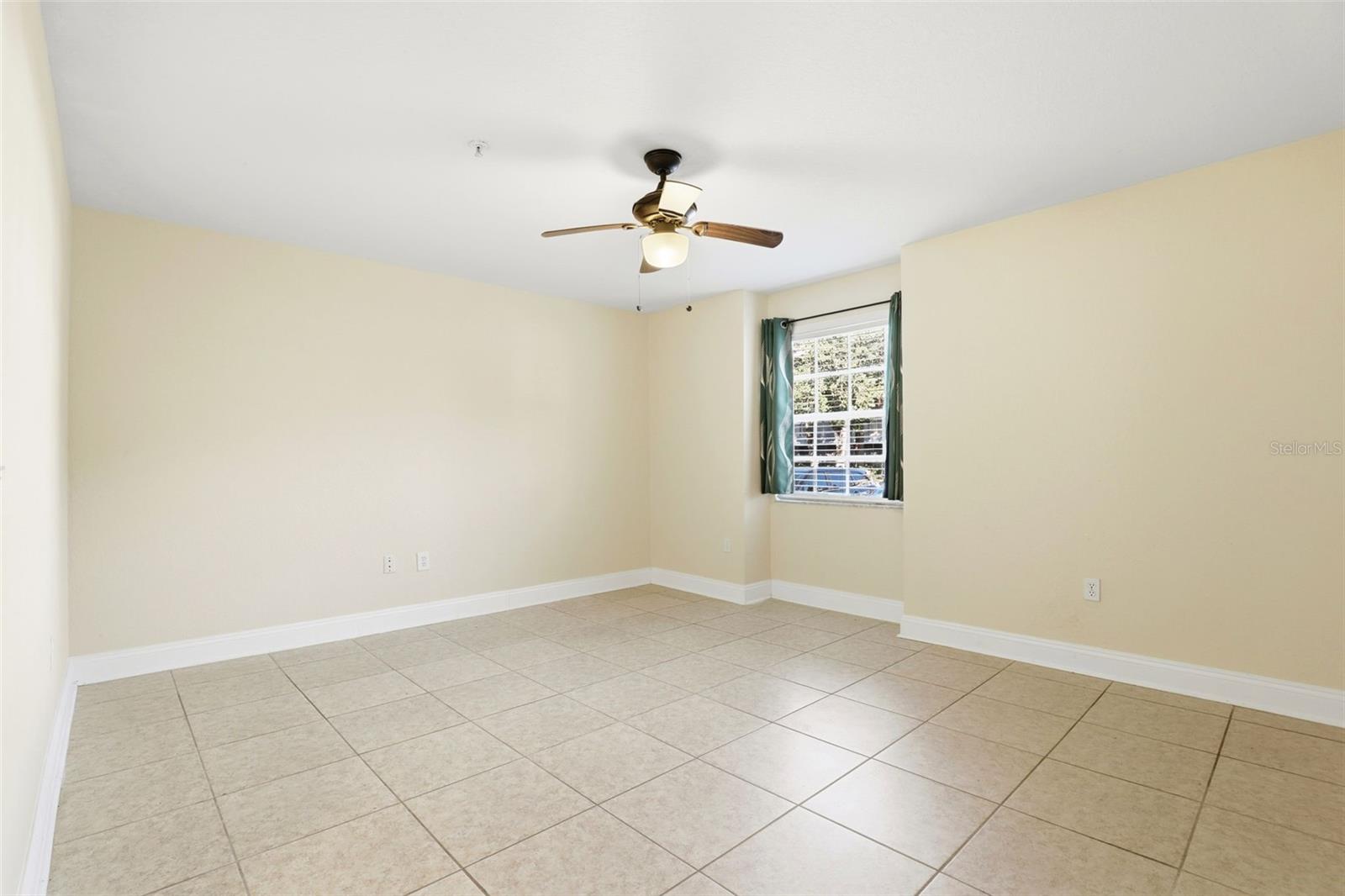 Image 16 of 38 For 13839 Fairway Island Drive 1111