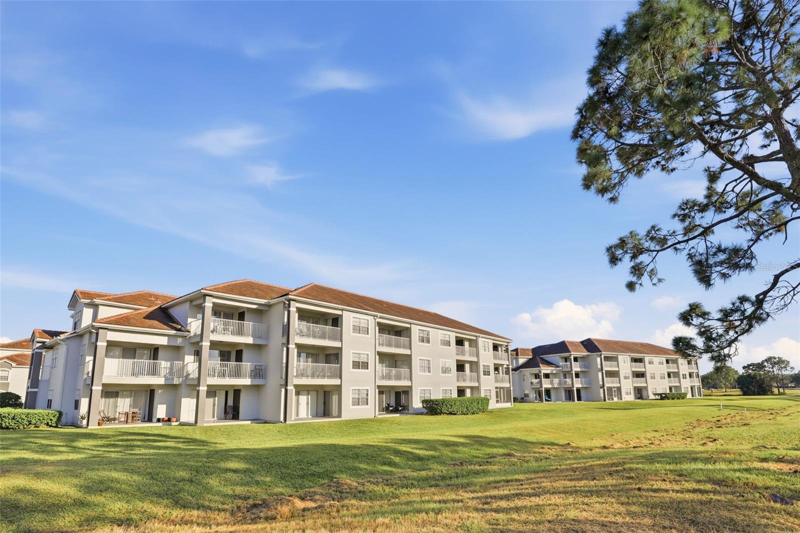 Image 34 of 38 For 13839 Fairway Island Drive 1111