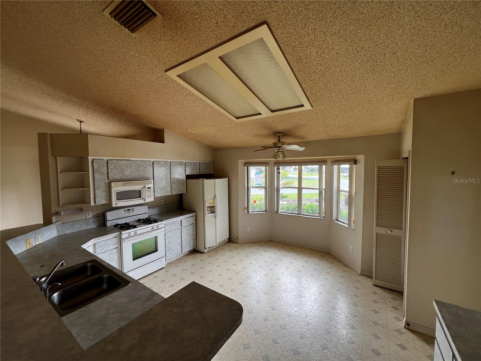 Image 4 of 15 For 6042 Wade Street