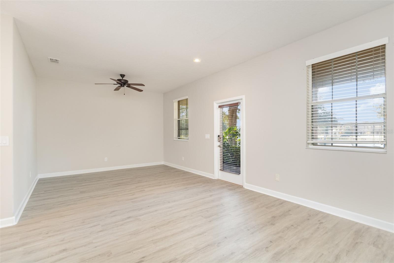 Image 7 of 31 For 9029 Savannah Julip Lane