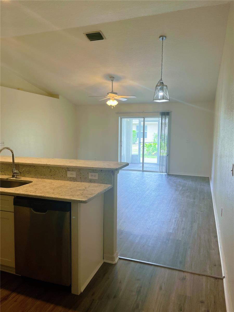 Image 4 of 14 For 517 Jackson Avenue