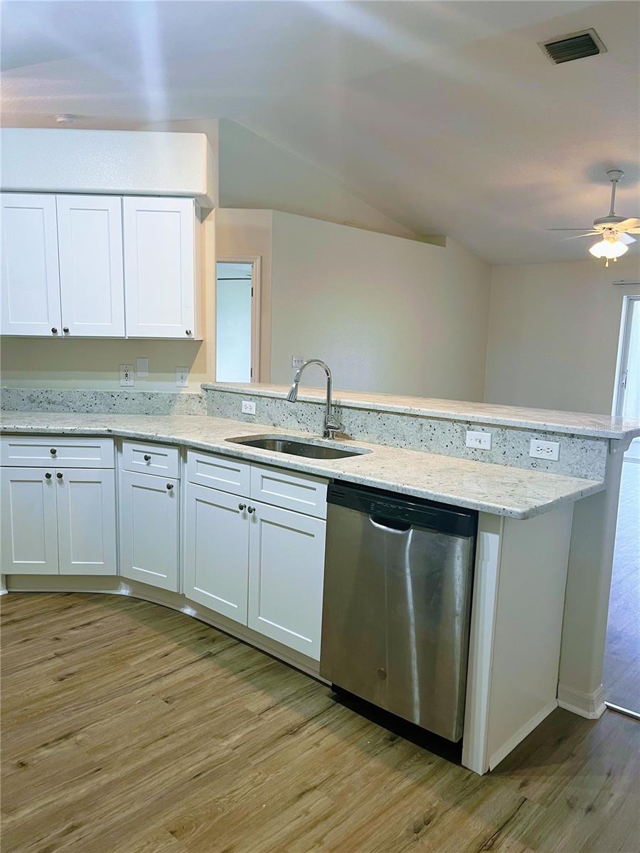 Image 7 of 14 For 517 Jackson Avenue