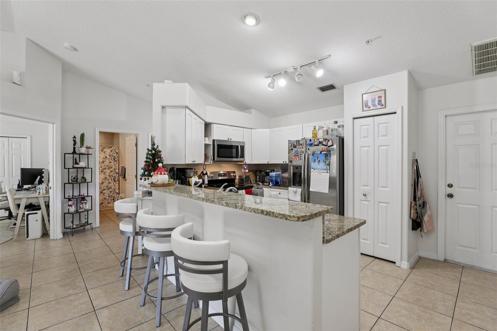 Image 17 of 59 For 527 Jackson Avenue