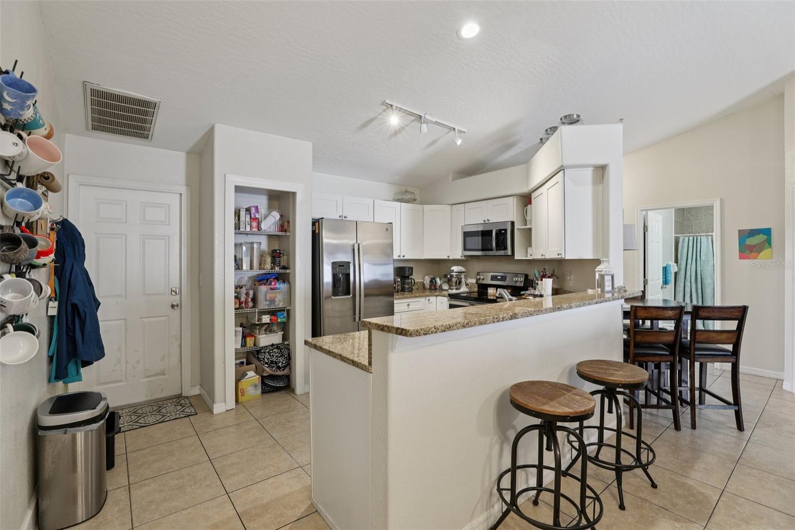 Image 20 of 59 For 527 Jackson Avenue