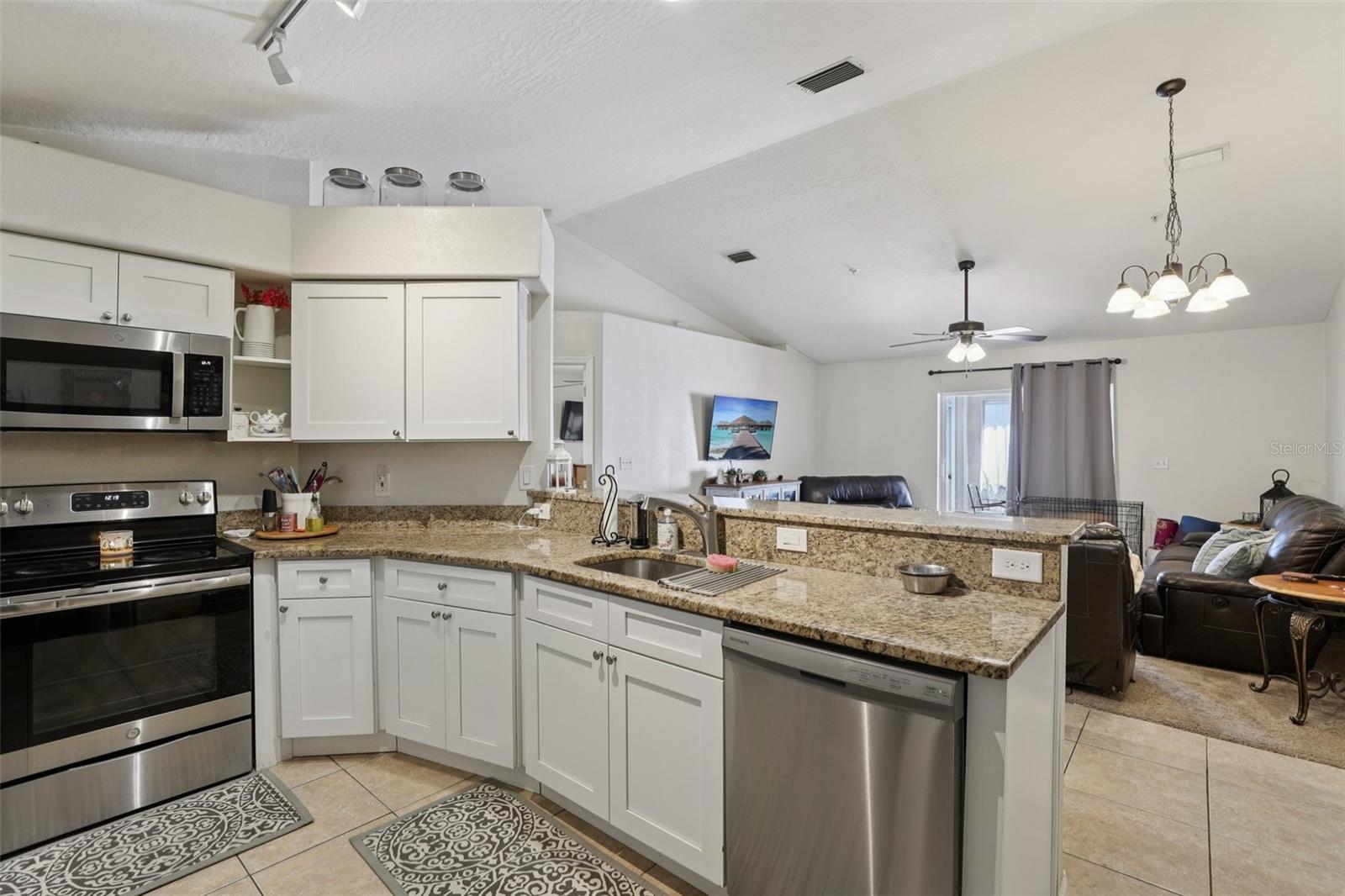 Image 21 of 59 For 527 Jackson Avenue