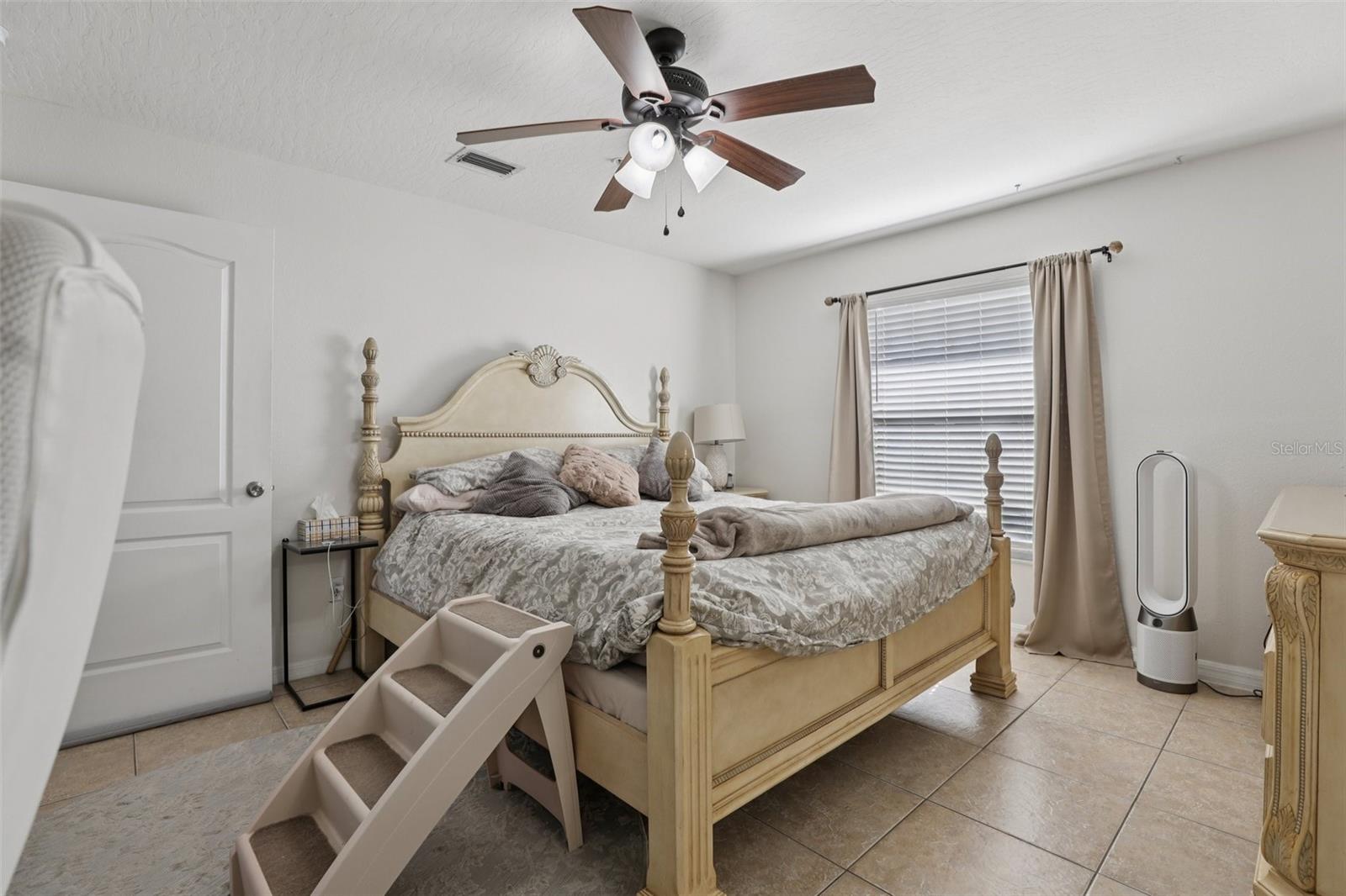 Image 26 of 59 For 527 Jackson Avenue