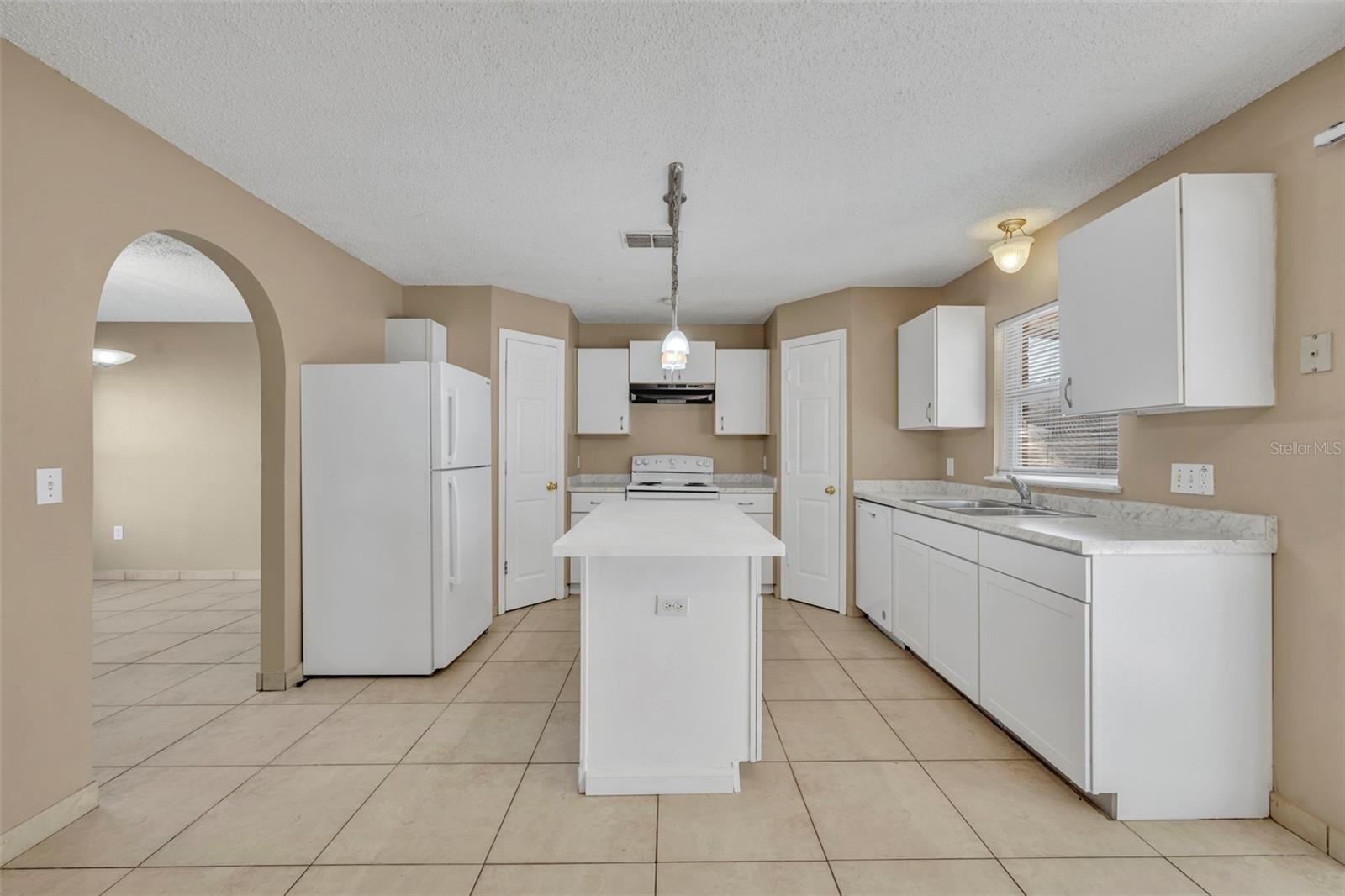 Image 11 of 38 For 204 Canterbury Court